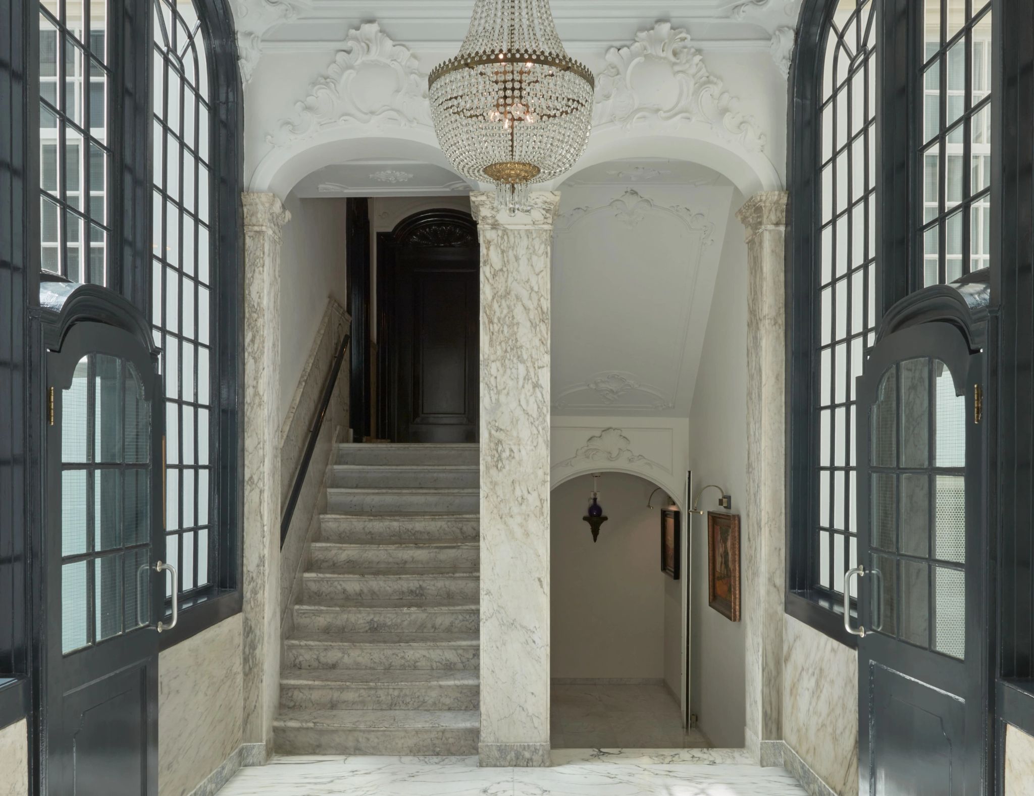 Saxenburg House entrada imponente - escadaria e luz natural - patrimonio historico