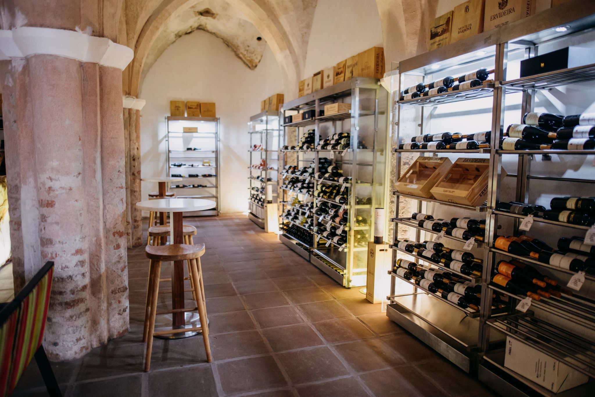 prateleiras com garrafas - colecao de vinhos - adega subterranea