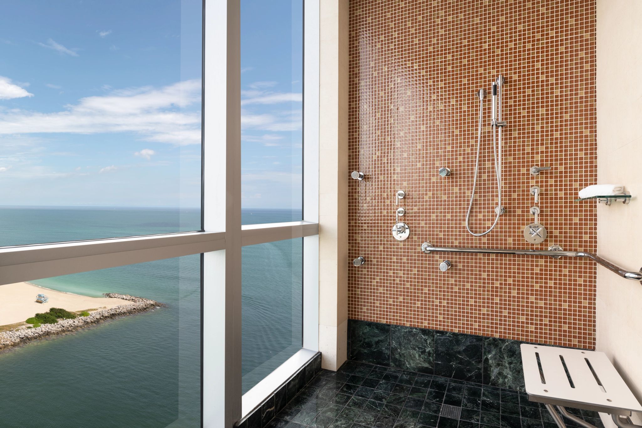 banheiro de luxo - vista mar - banho premium