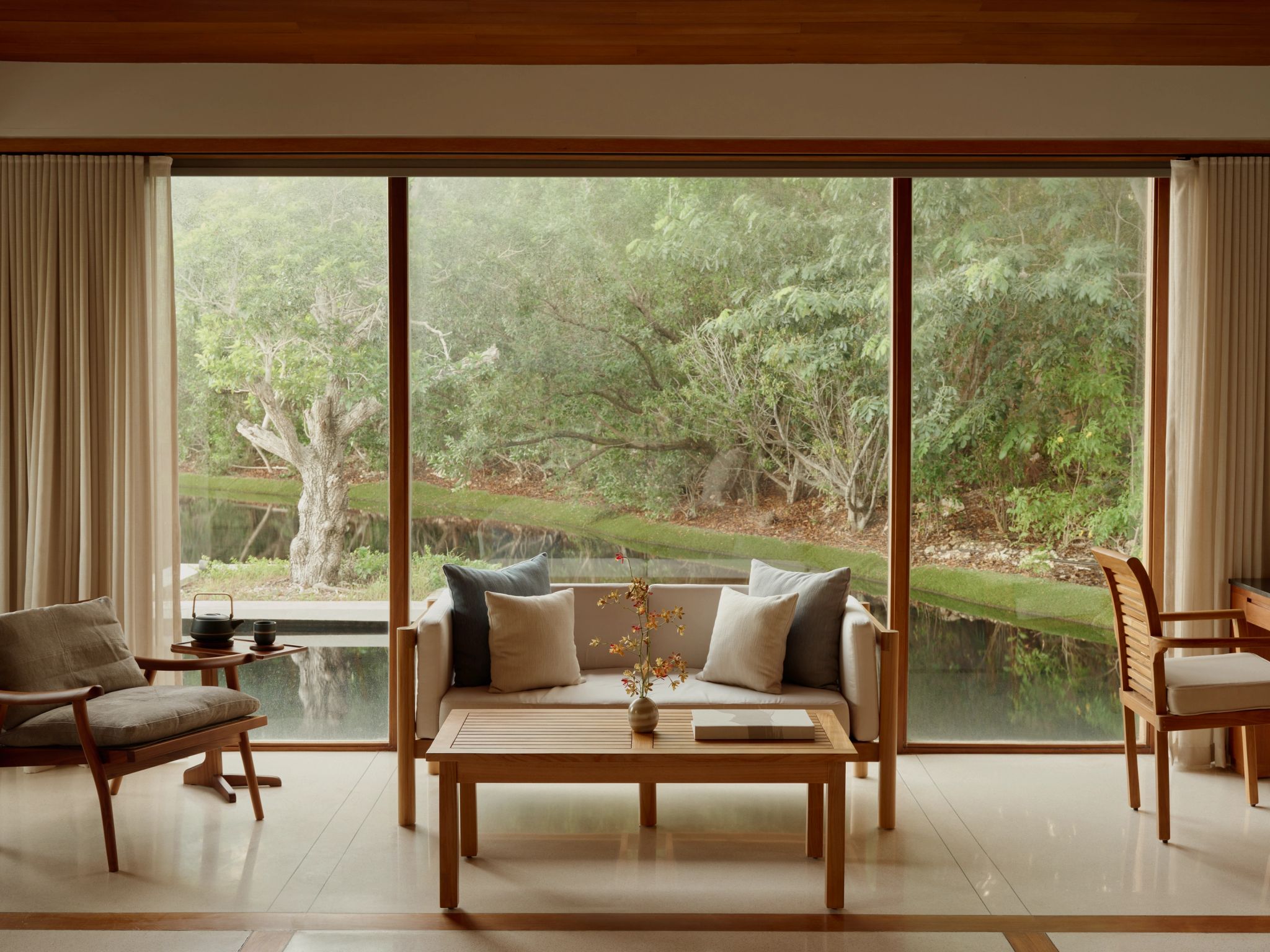 Four Bedroom Tranquility Villa vila com natureza - sala de estar - design moderno