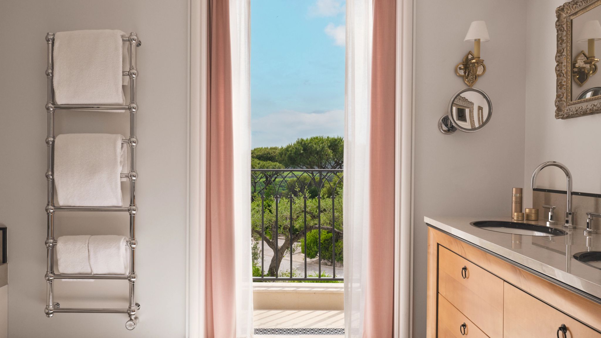 Two Bedroom Suite banheiro vista jardim - pia dupla - banho premium