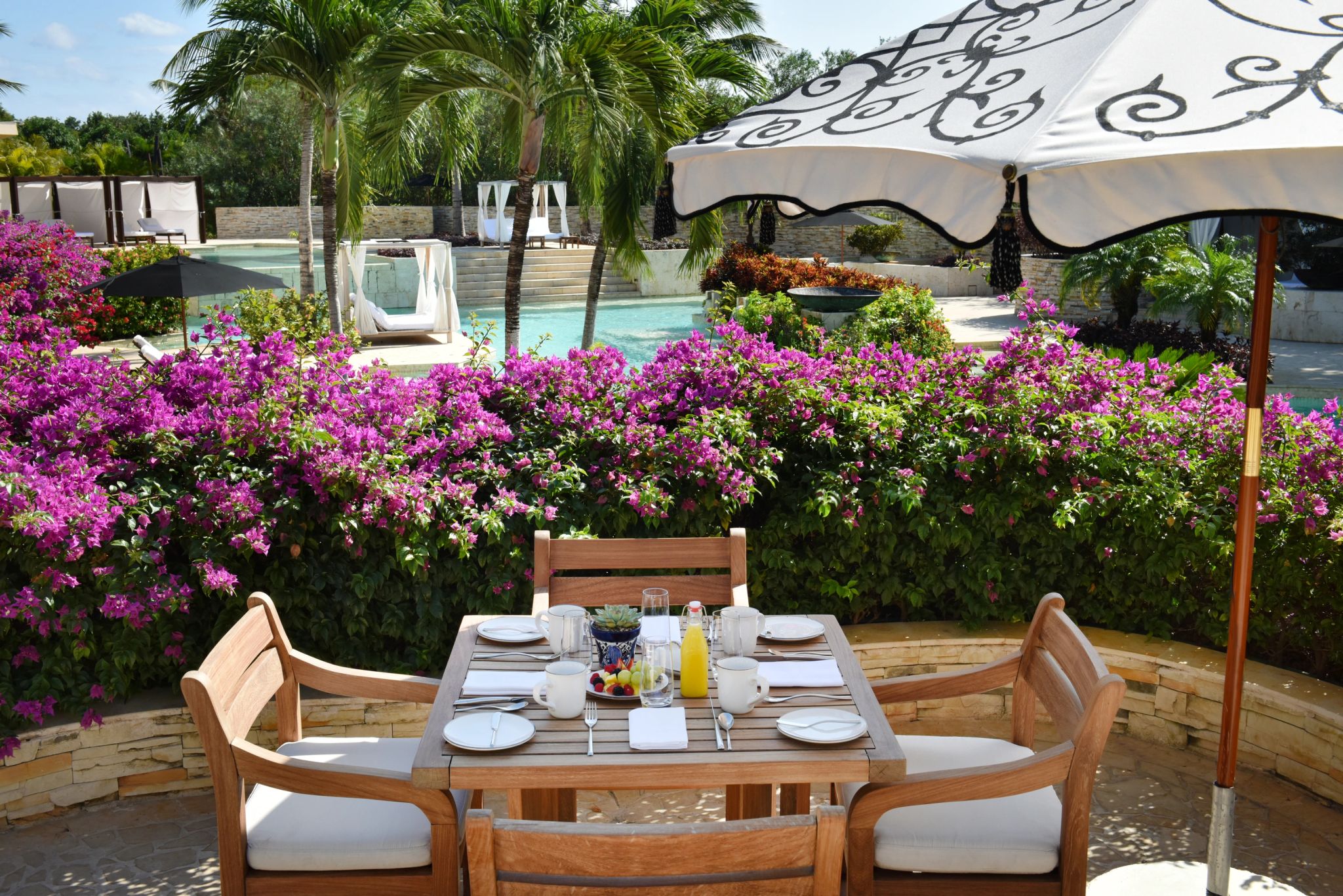 restaurante com terraço - cafe da manha de hotel 