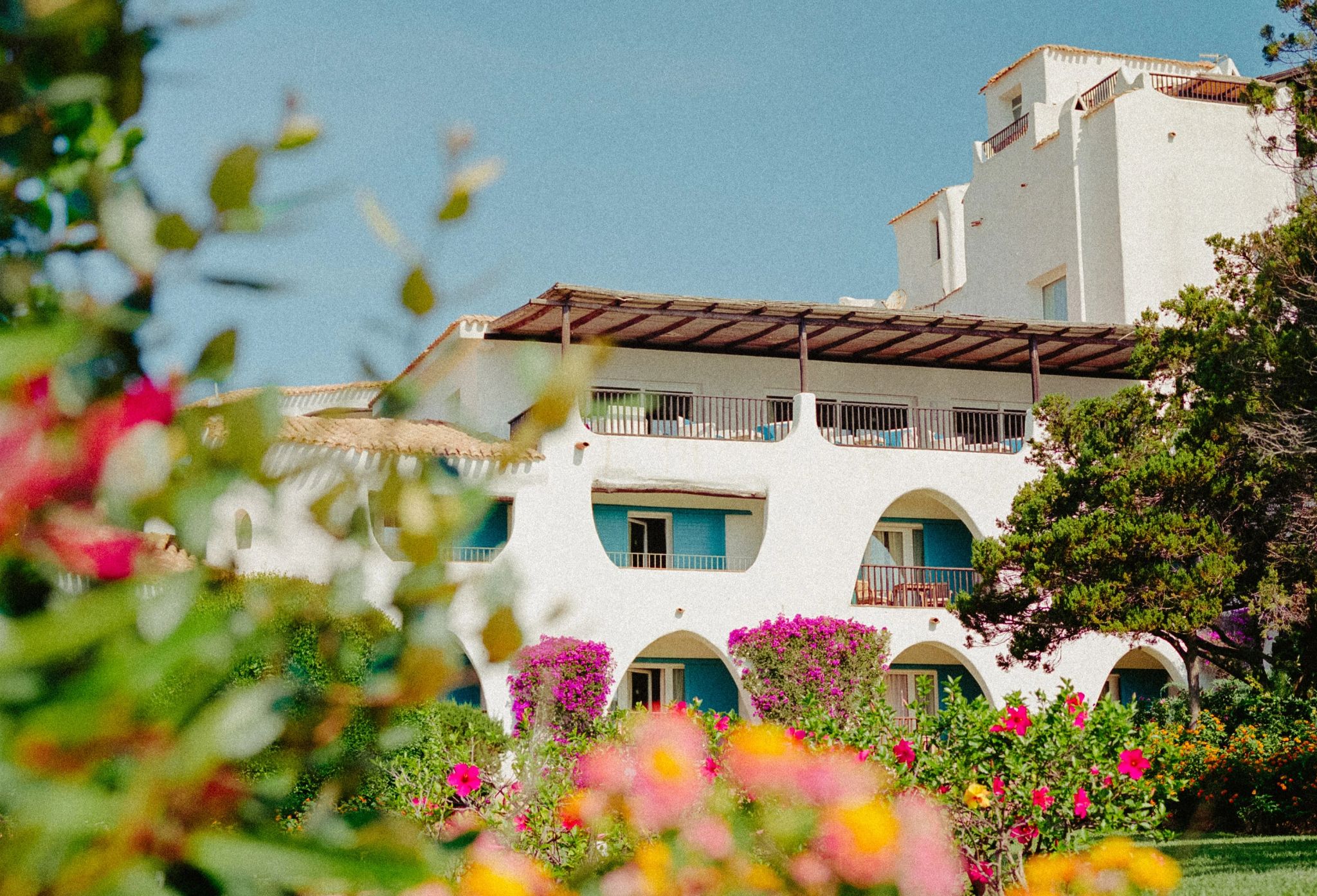 jardim de luxo – arquitetura luxuosa – hoteis em sardenha