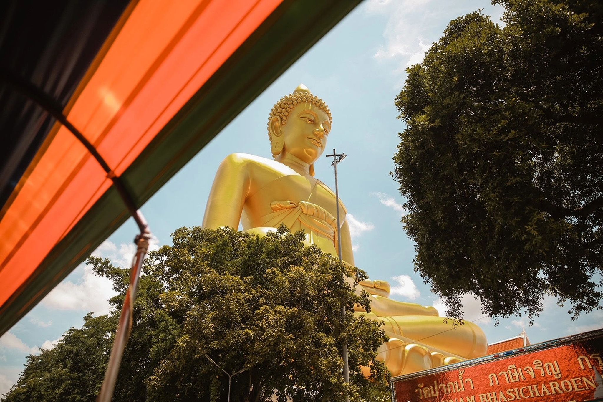 Arredores do hotel budismo - buddha - monumento cultural - cidade de bangkok