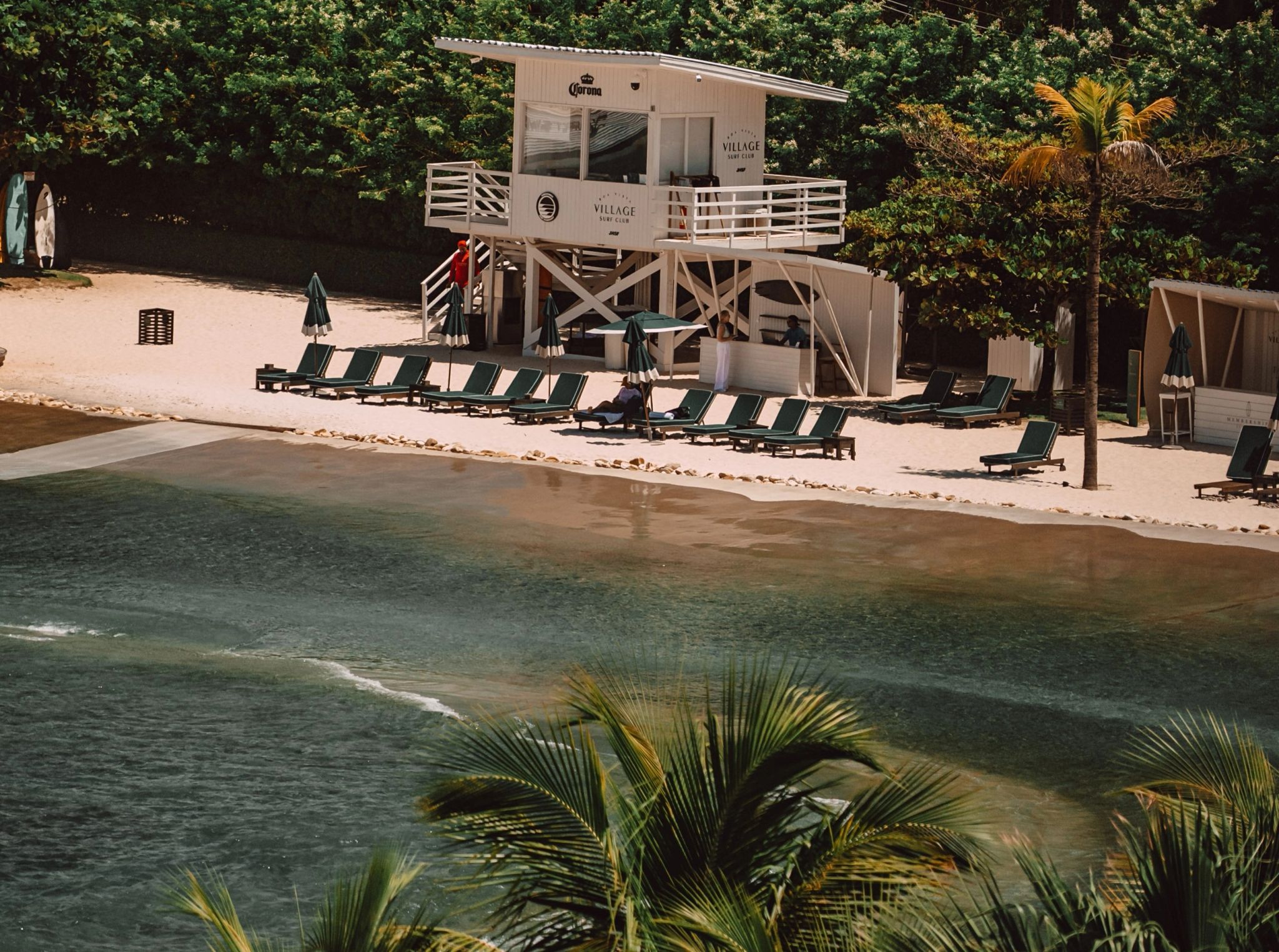 Piscina de surf piscina externa - banho de sol - piscina de surf