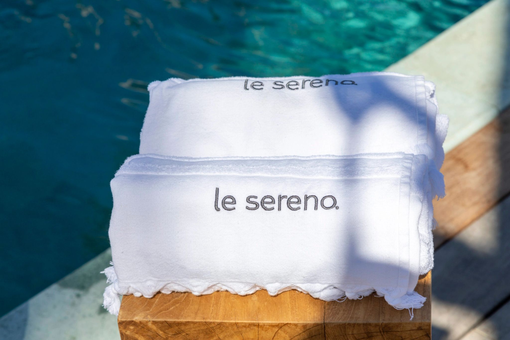 Equipamento de praia Le Sereno toalha de praia - piscina ao ar livre - le sereno - area externa hotel – piscina externa