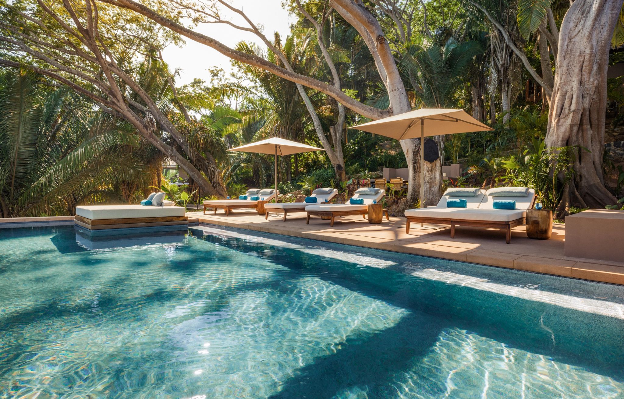 piscina ao ar livre - piscina externa - terraço com piscina - banho de sol - espreguiçadeiras privativas