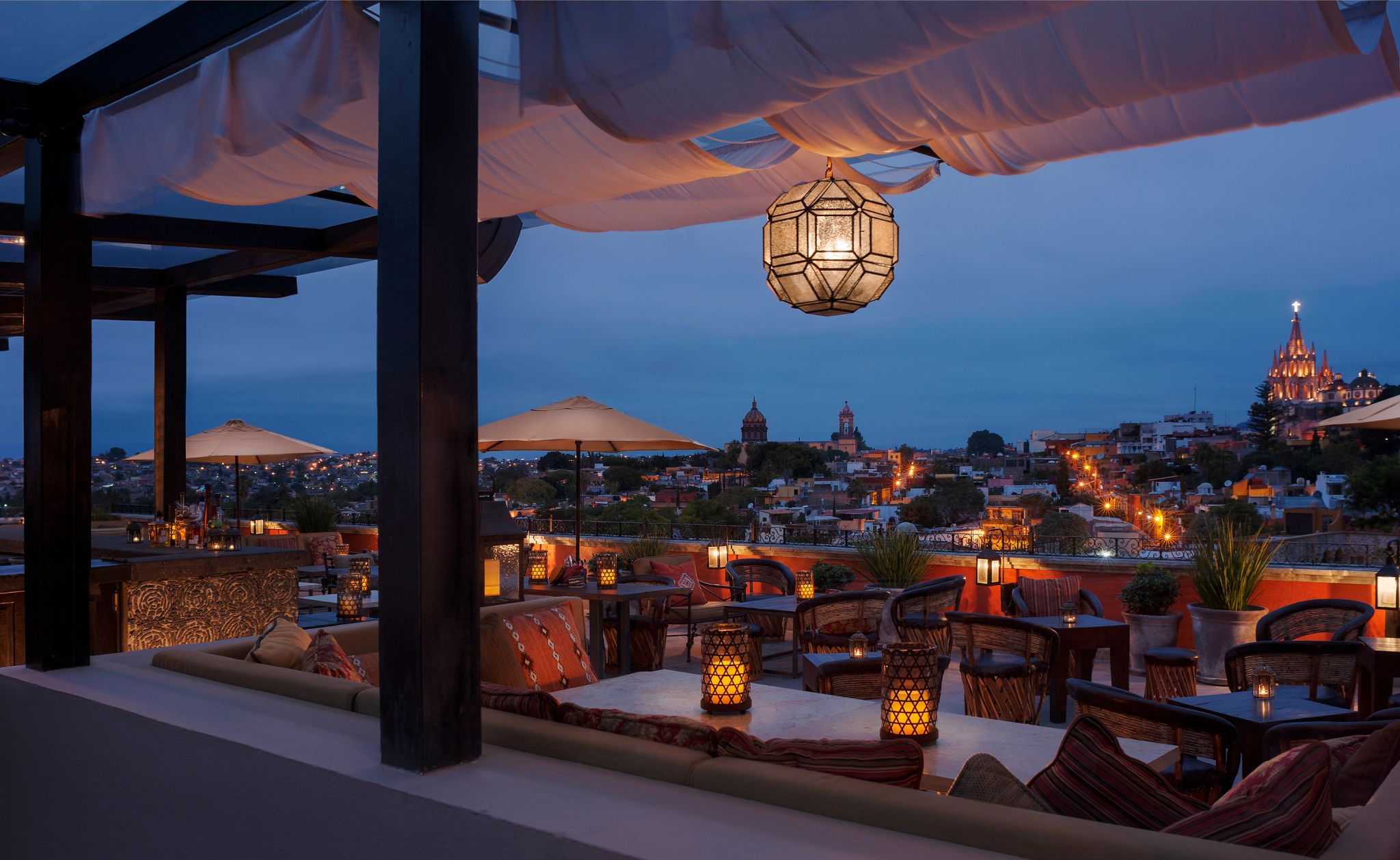 bar com vista cidade - rooftop rosewood san miguel - experiencia gastronomica