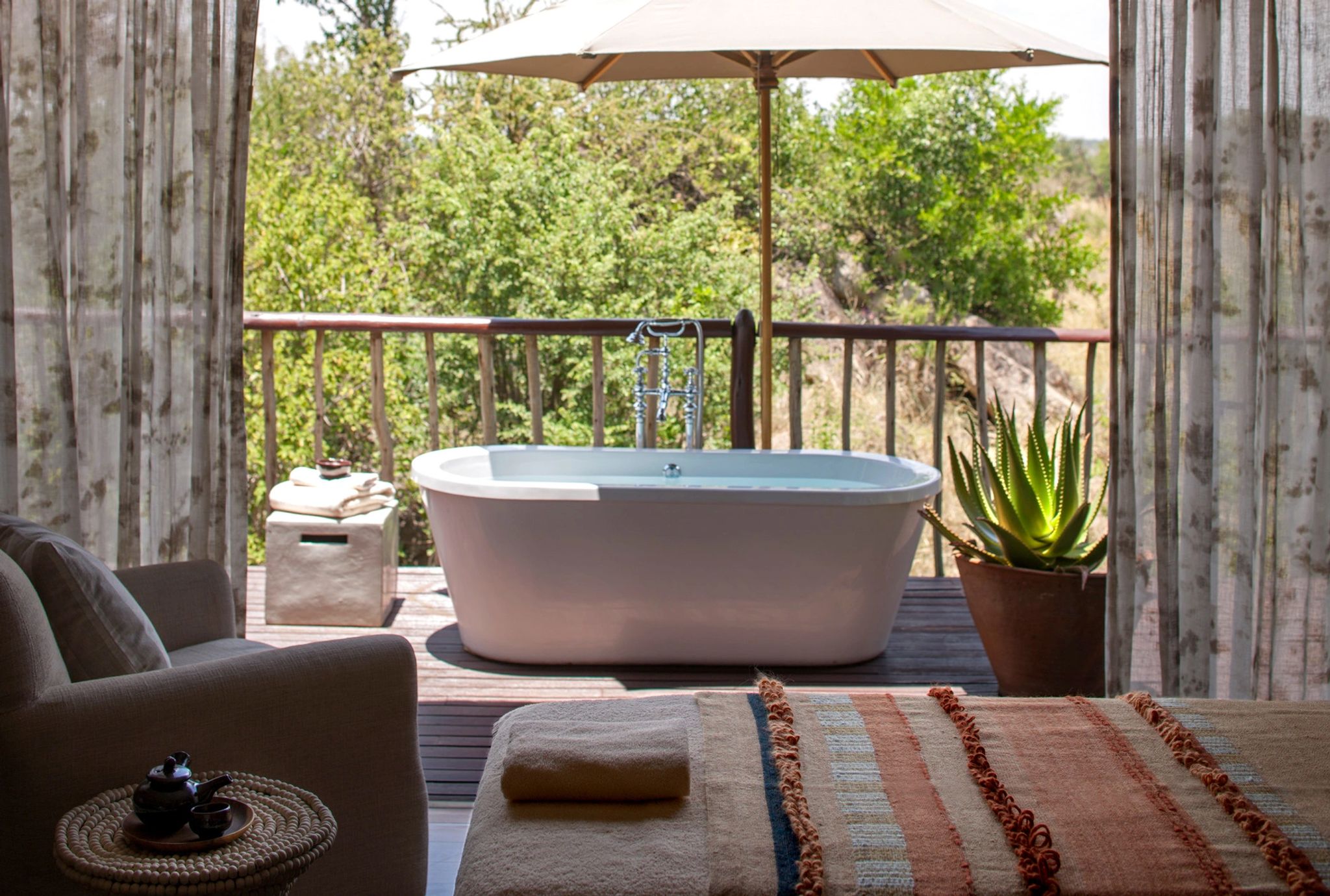 The Serengeti Kani Spa banheira de hidromassagem ao ar livre em cabana privativa-spa four seasons serengeti-vista natureza