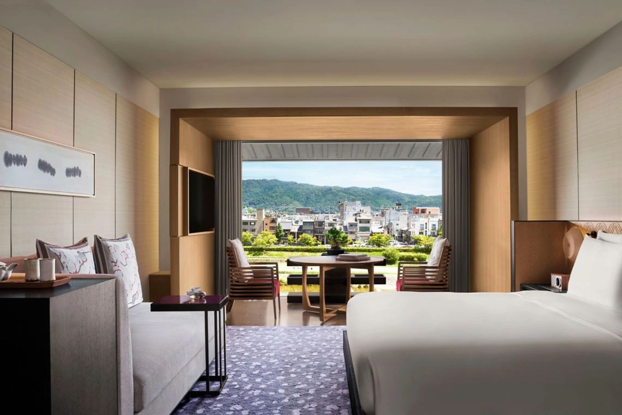 Grand Deluxe Kamogawa Suite premium – quarto minimalista – vista rio kamogawa