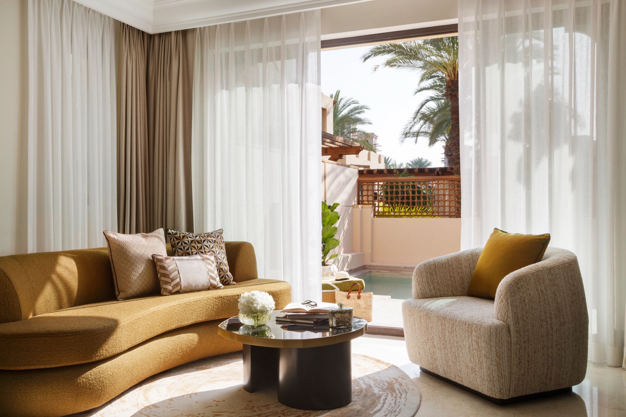 Three Bedroom Malakiya Villa sala de estar – moveis de luxo – janela ampla