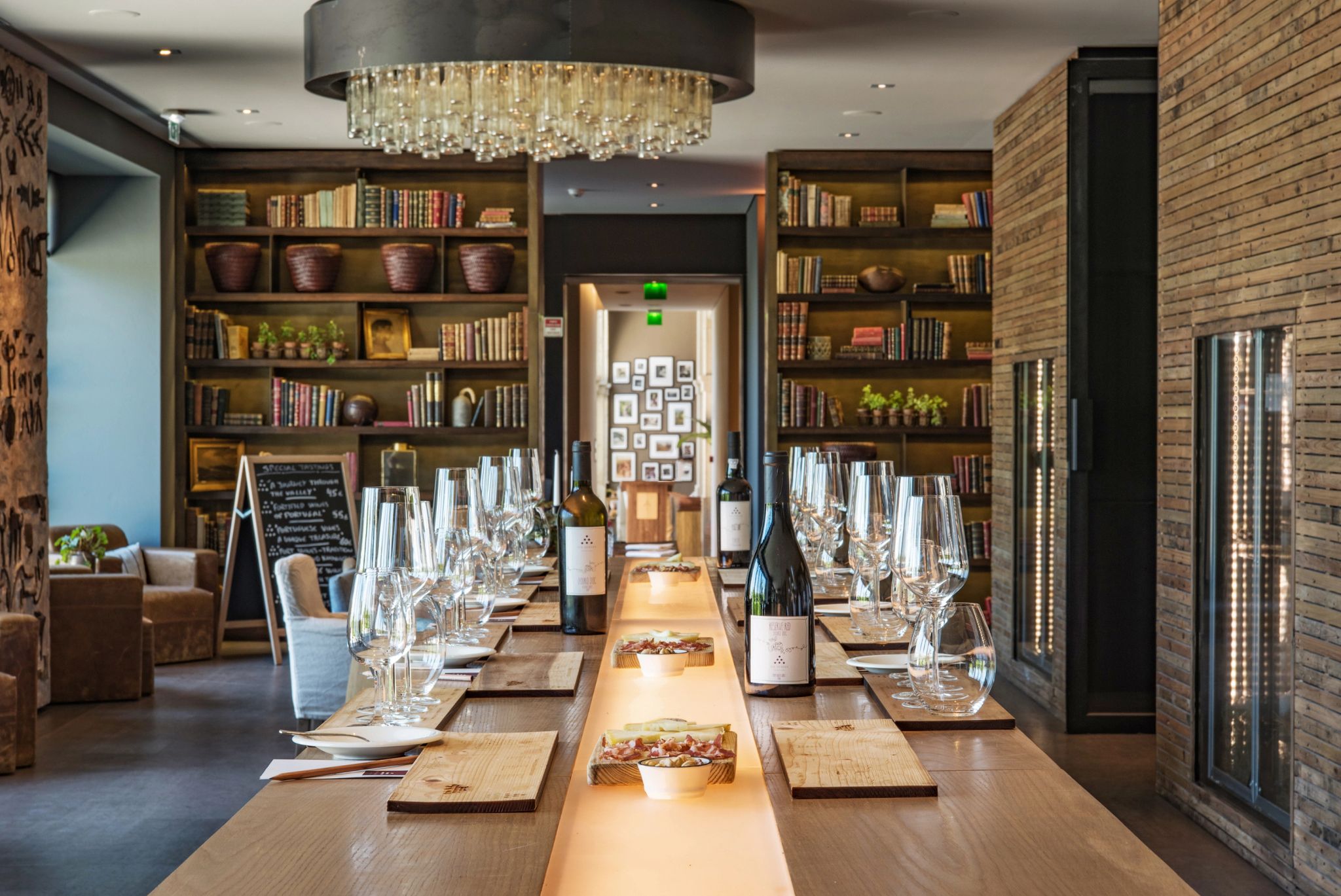 Degustação de Vinho mesa longa vinhos - sala prova vinhos - interior hotel luxo
