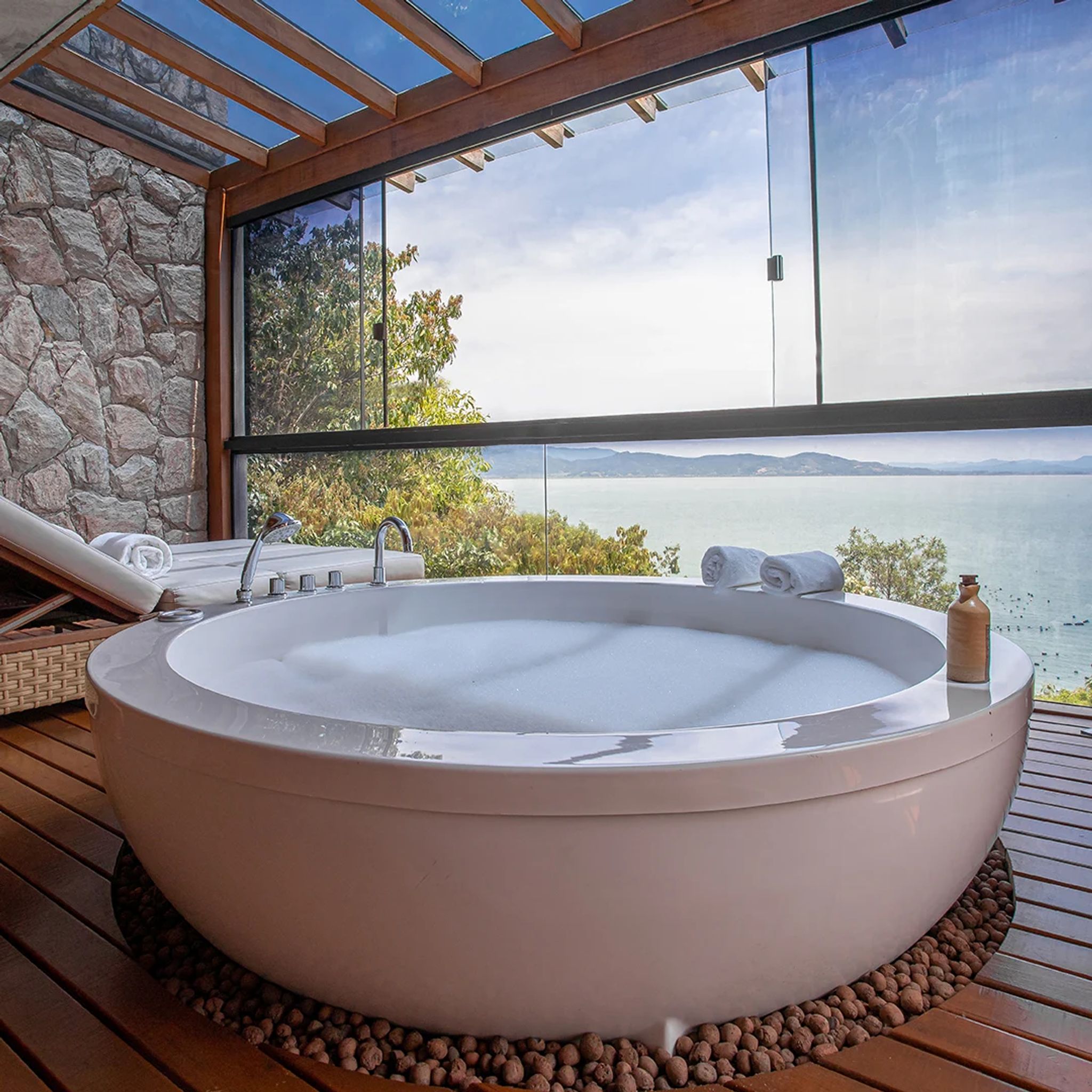 Villa Costa  Esmeralda hotel ponta dos ganchos - hidro com vista para a praia