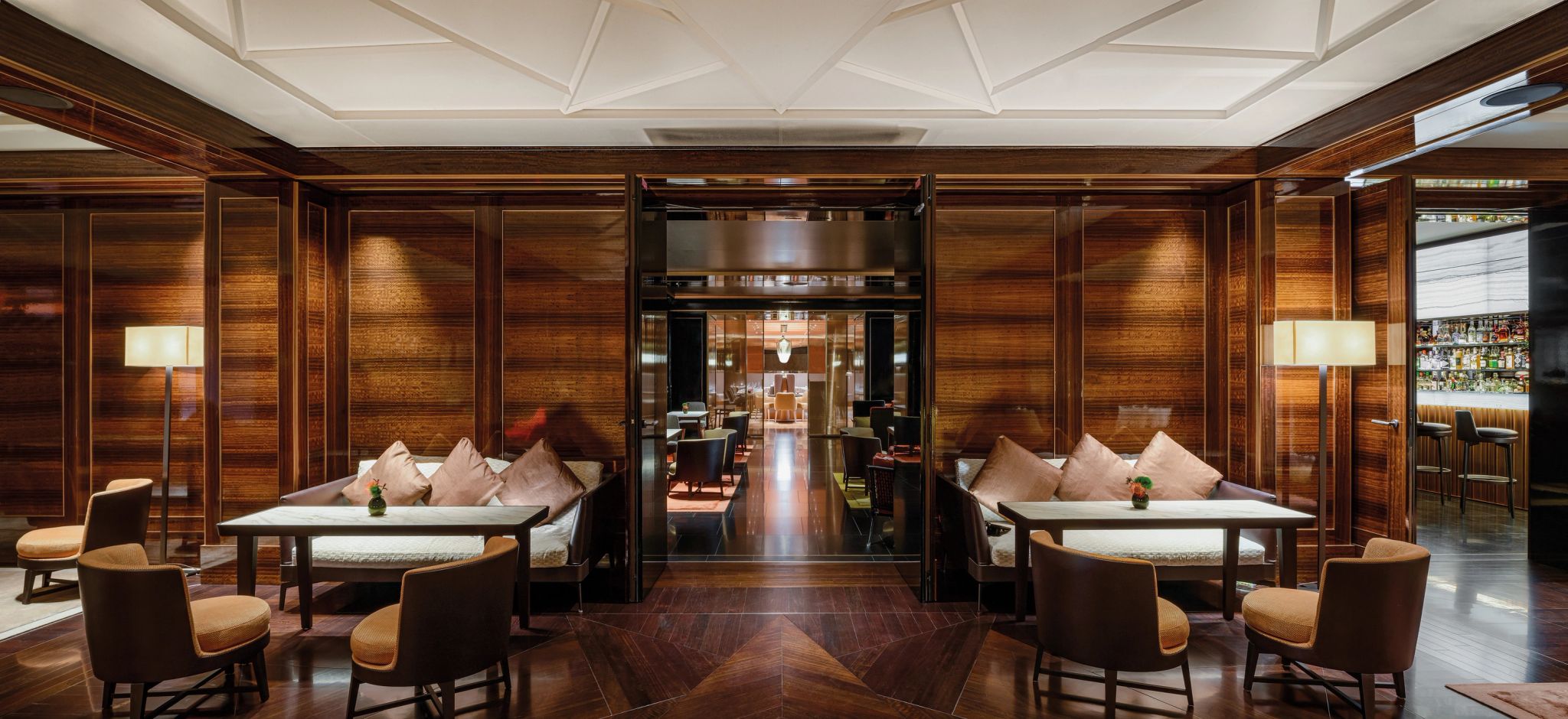 The Bvlgari Lounge  arquitetura em madeira – lounge gourmet – pratos gourmet