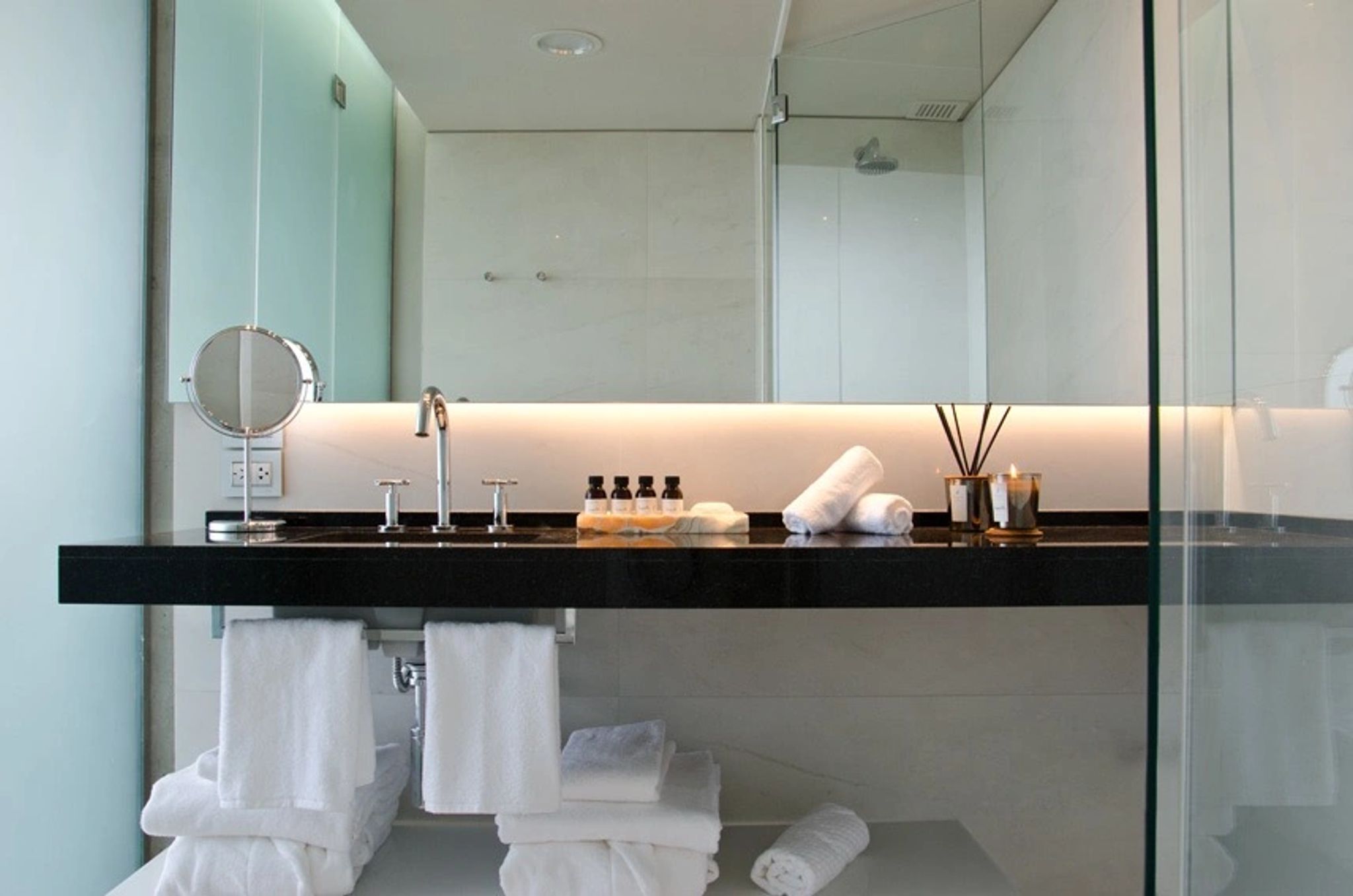 Master Suite banheiro amplo - amenidades exclusivas - toalhas de luxo