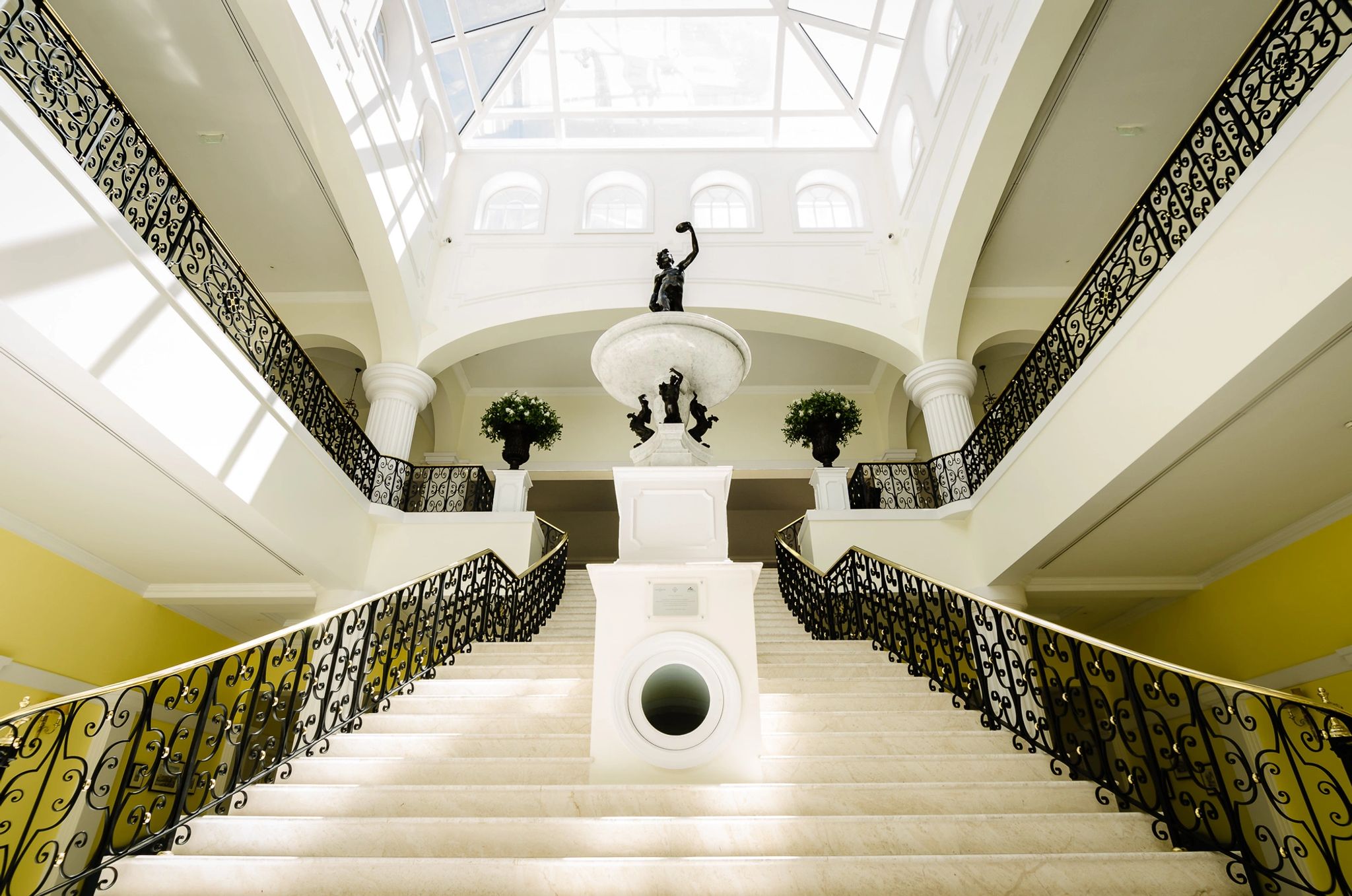 lobby de luxo – escadaria de marmore – arquitetura de luxo