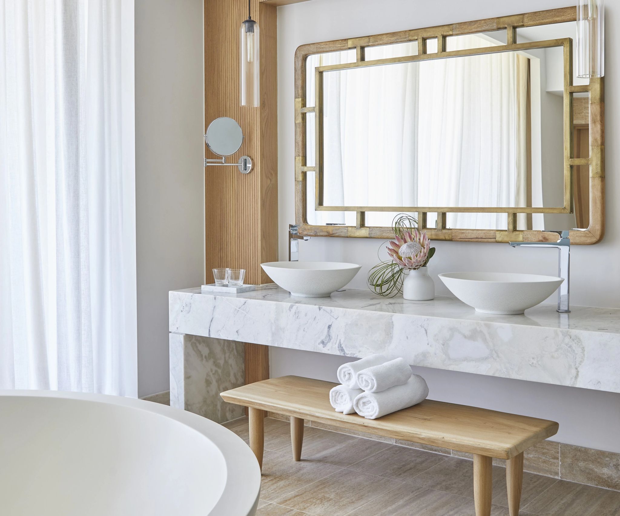 pia dupla - banheiro de luxo - espelho decorativo - suite casal - banco de madeira