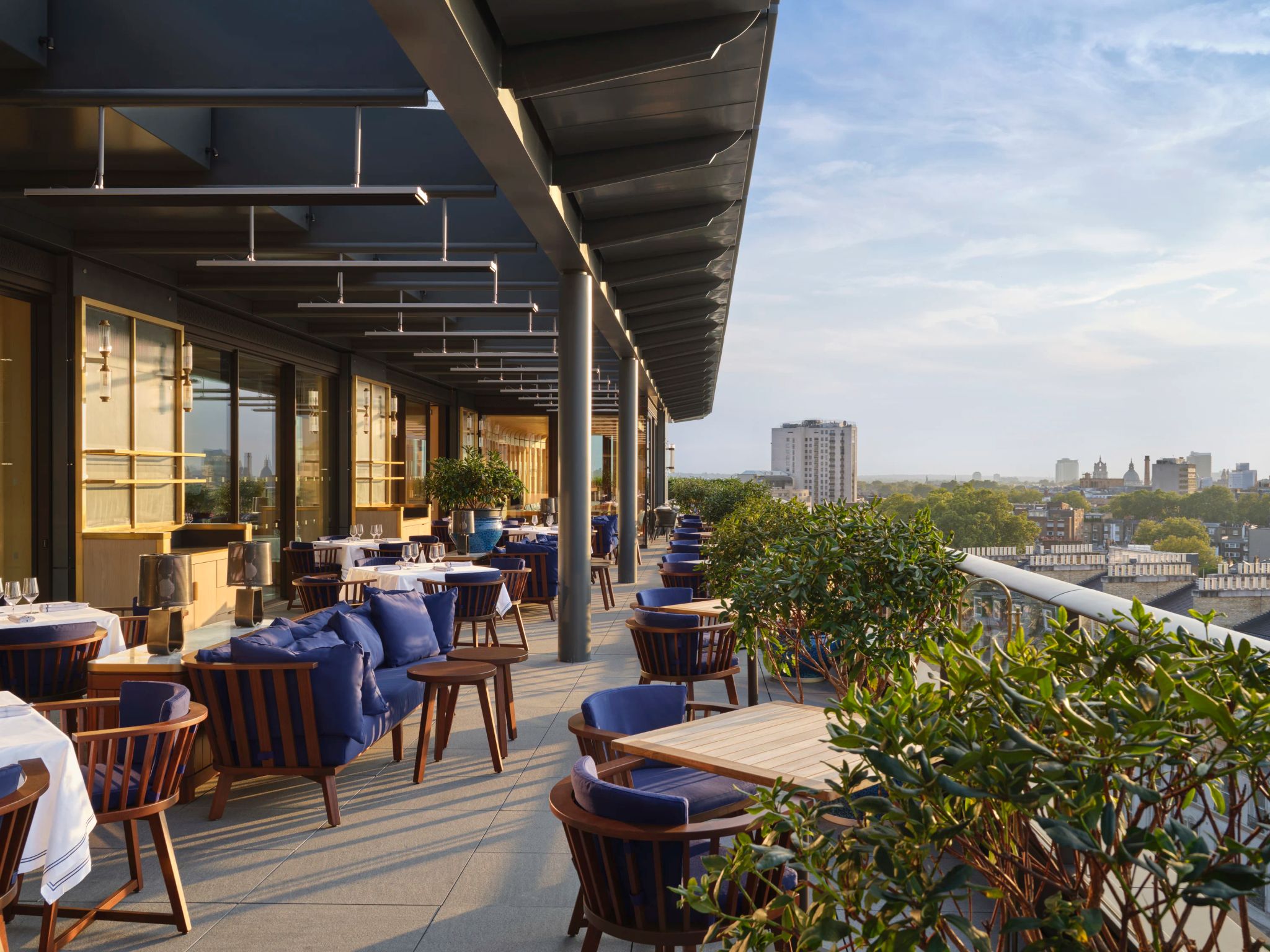 the tasting room – cigar lounge the peninsula – rooftop