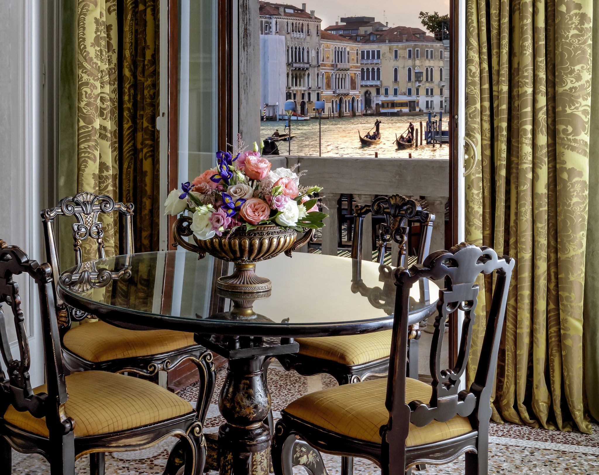 Presidential Suite  suite premium  - vista grand canal - mesa de luxo
