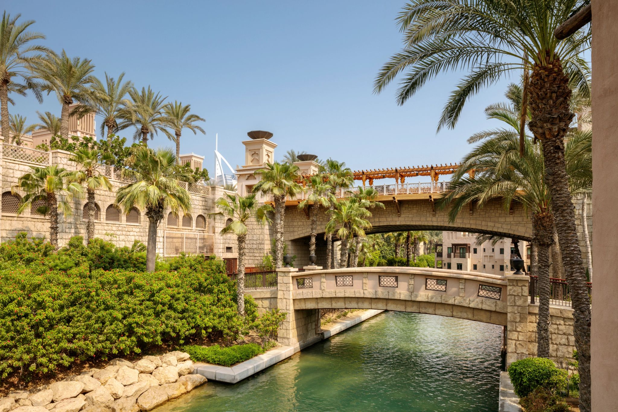 canais madinat jumeirah - arquitetura árabe e palmeiras