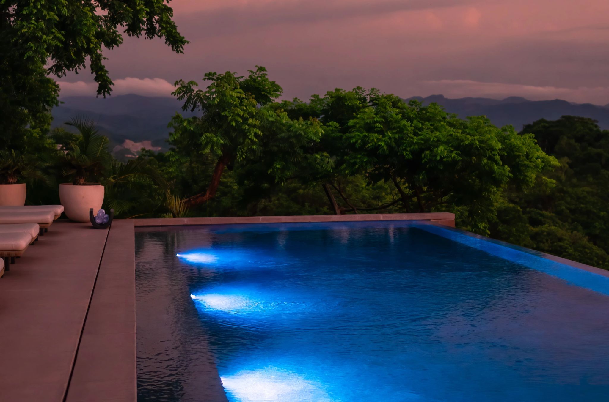 piscina iluminada - piscina extrena - terraço privativo - casa com piscina - viagem em grupo