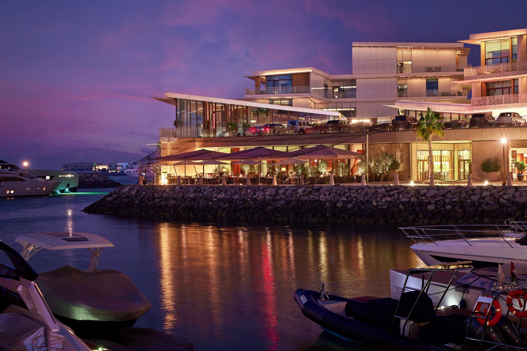 Marina marina com iates e reflexos de luz no bulgari resort dubai