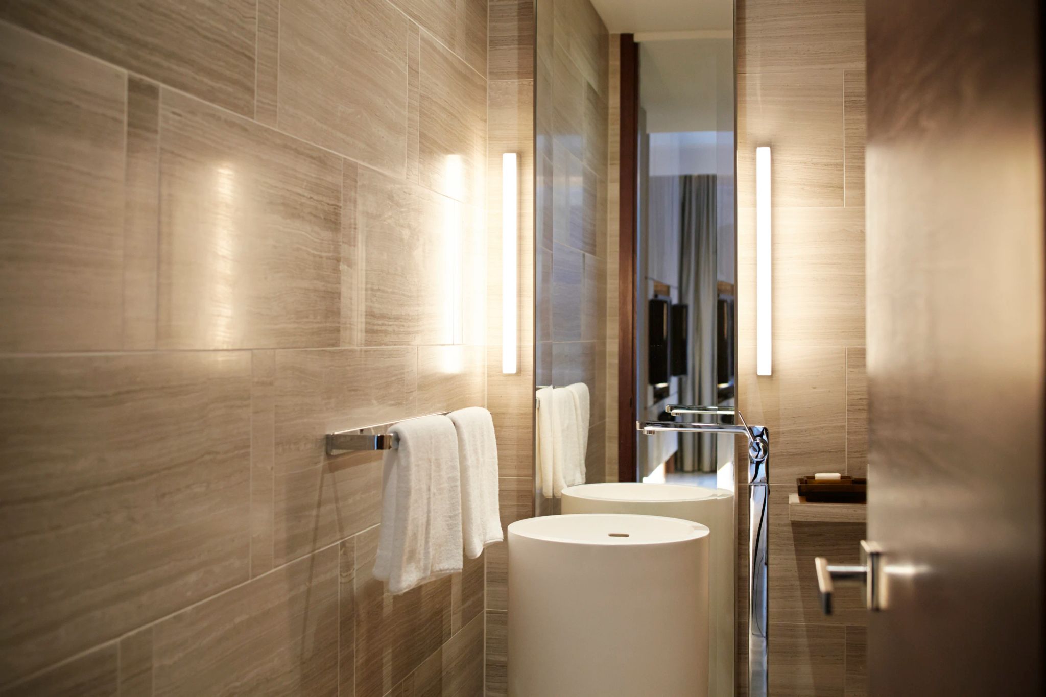 pia redonda - lavabo moderno - espelho grande - 1 bedroom suite - banheiro espaçoso