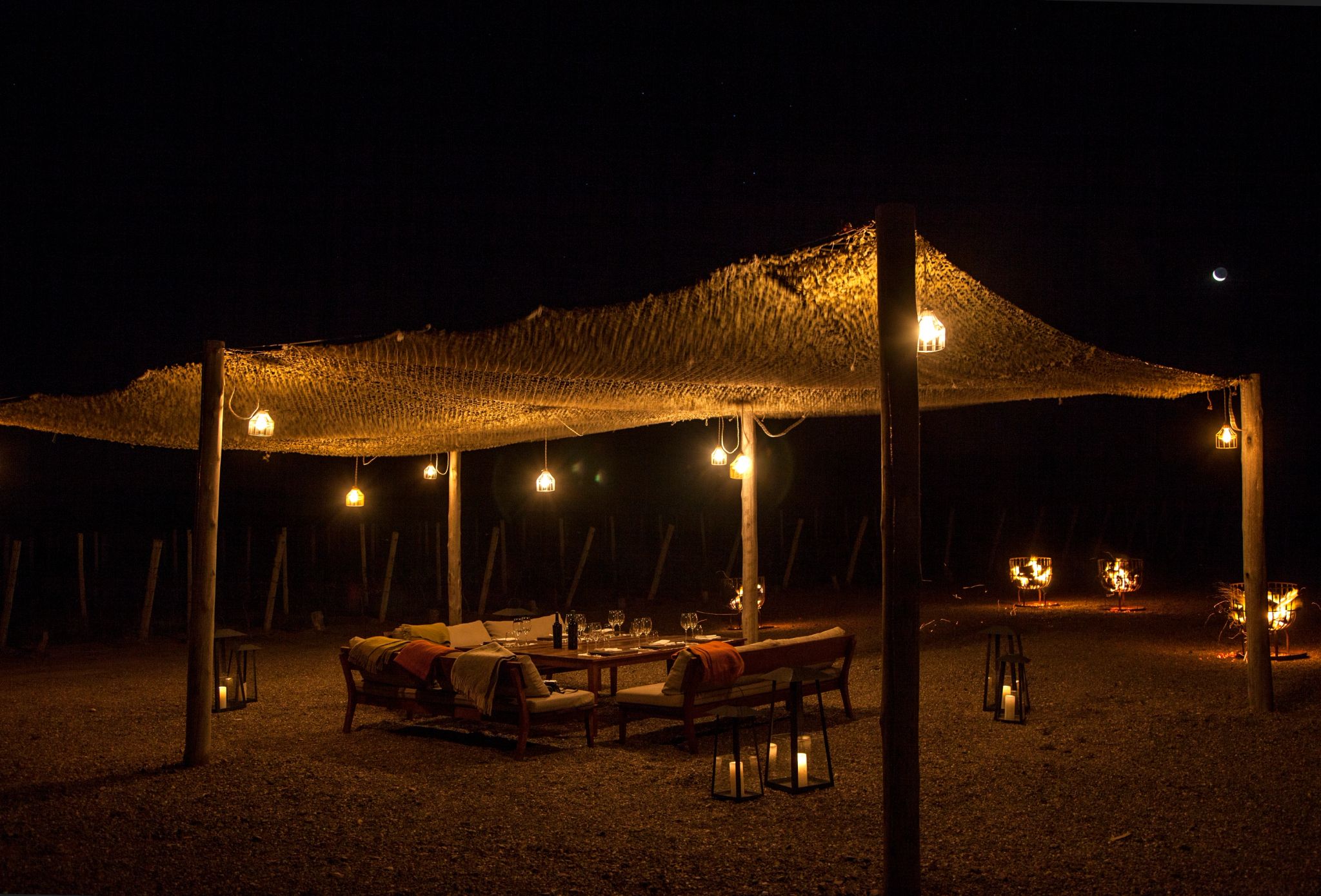 Jantar ao ar Livre estrutura iluminada no jardim com sofás e ambiente intimista no casa de uco