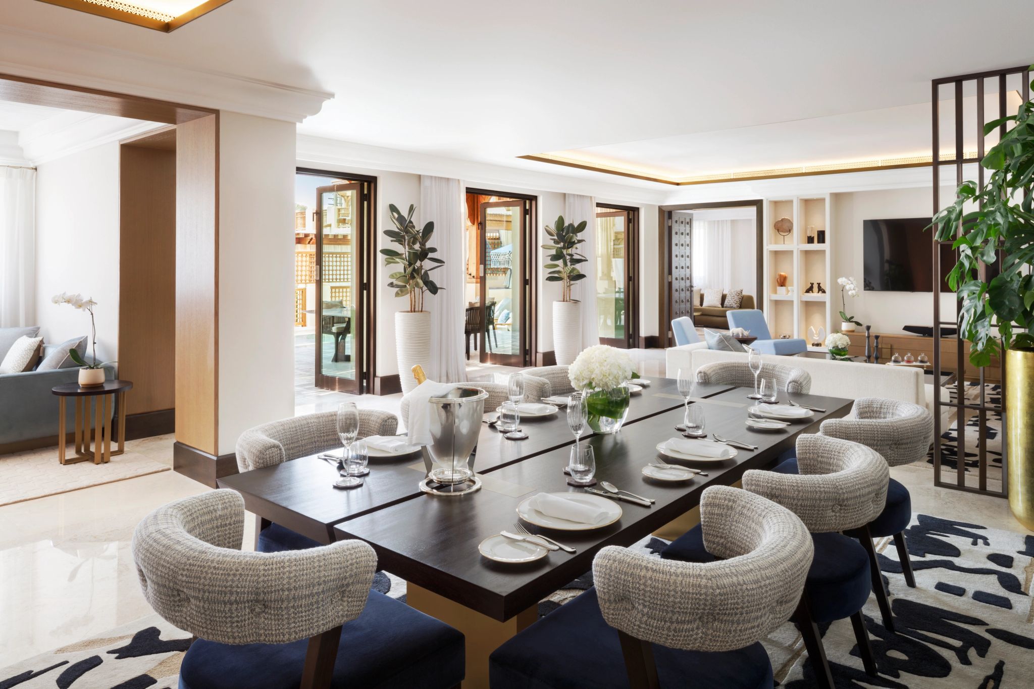 Three Bedroom Malakiya Villa sala de jantar – mesa – vila de luxo