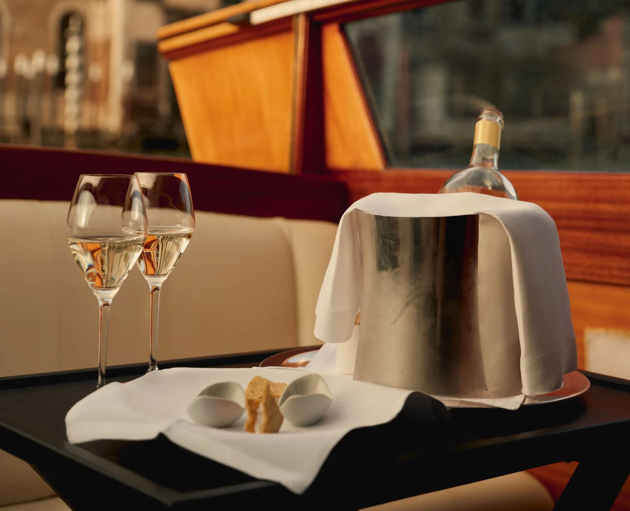 champagne - evento em veneza - taças de cristal – passeio romantico