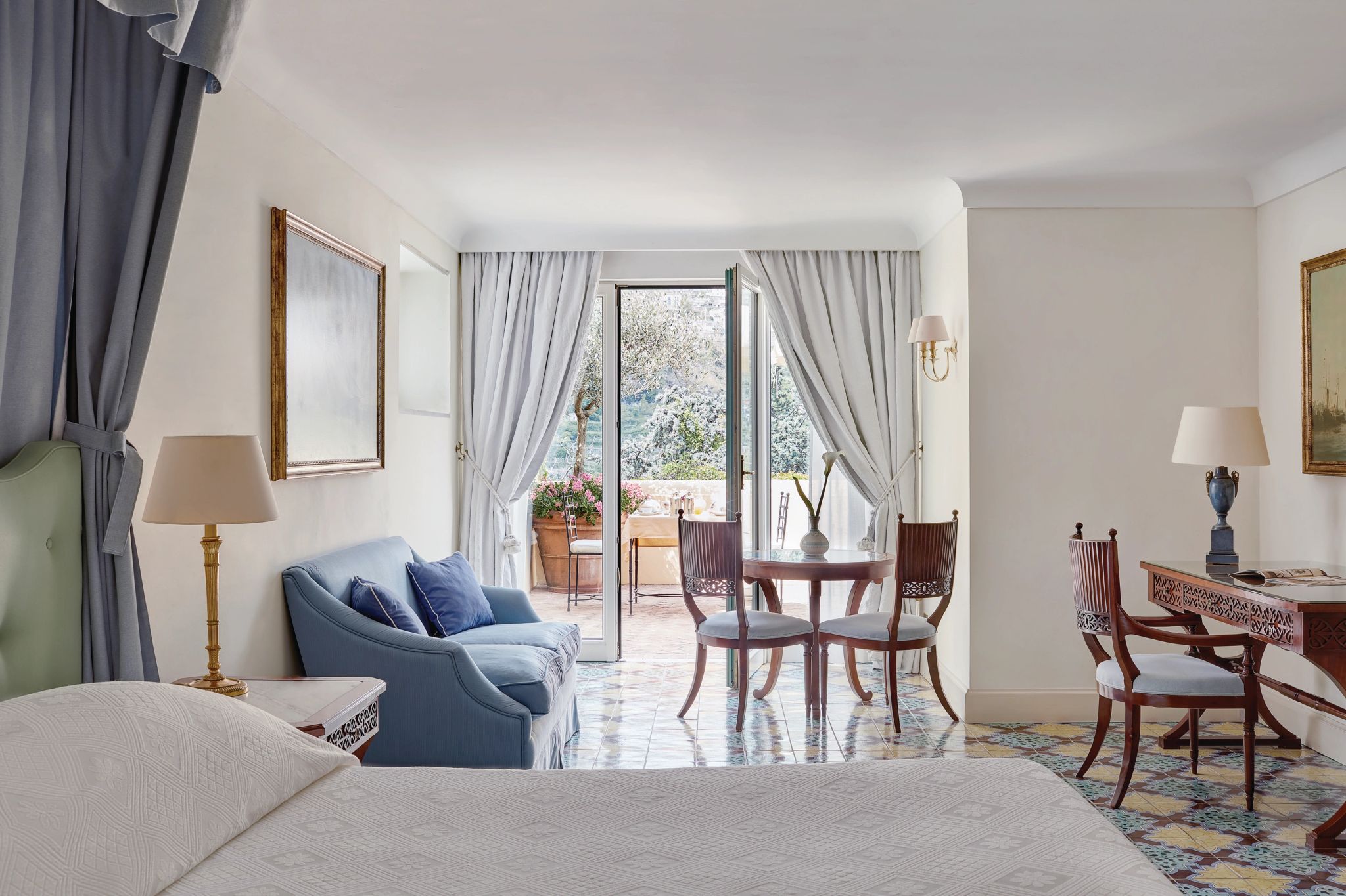 quarto com terraco – mesa de trabalho – cama king - terraço privativo