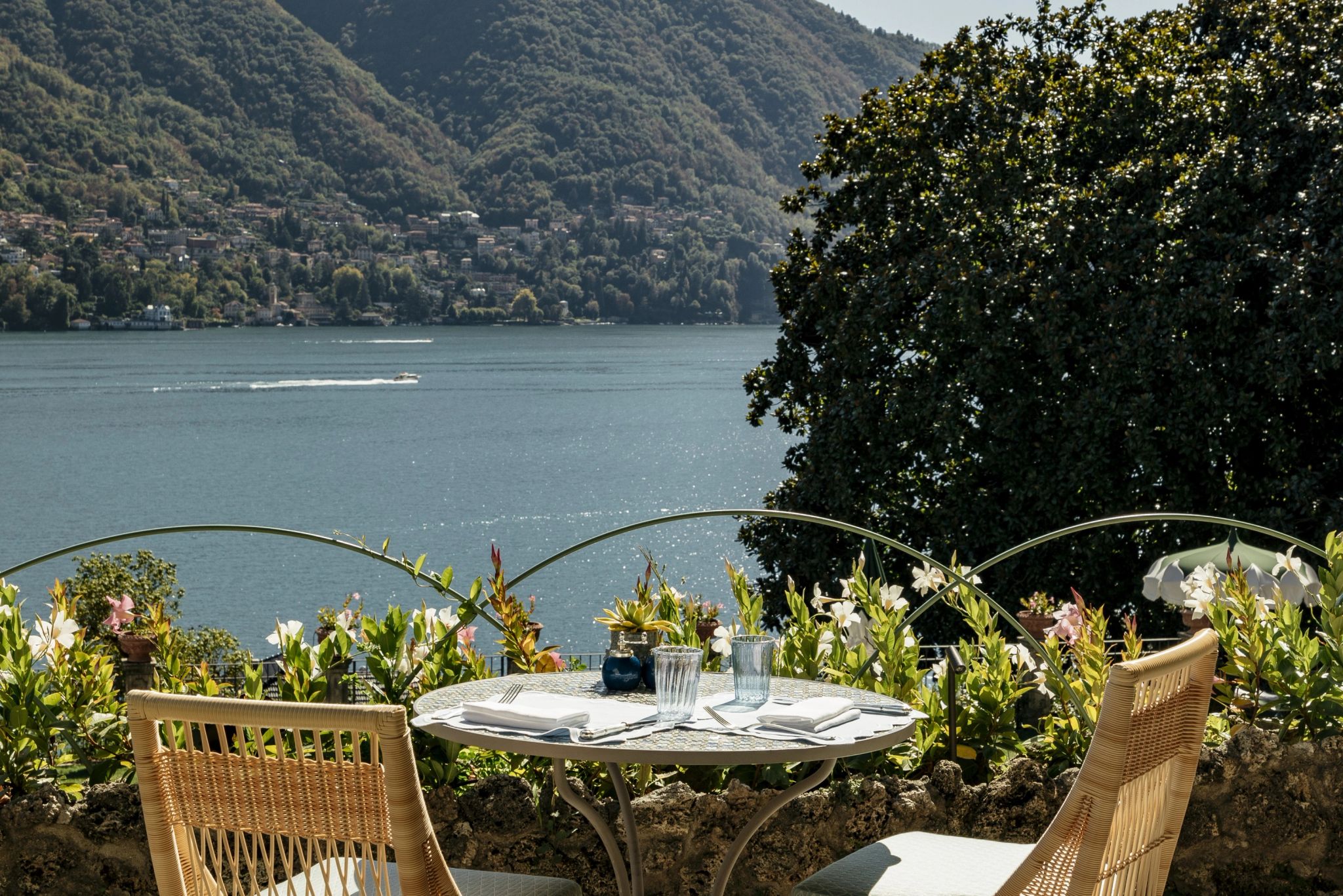 Área externa restaurante almoço ao ar livre – lago di como - almoço romantico