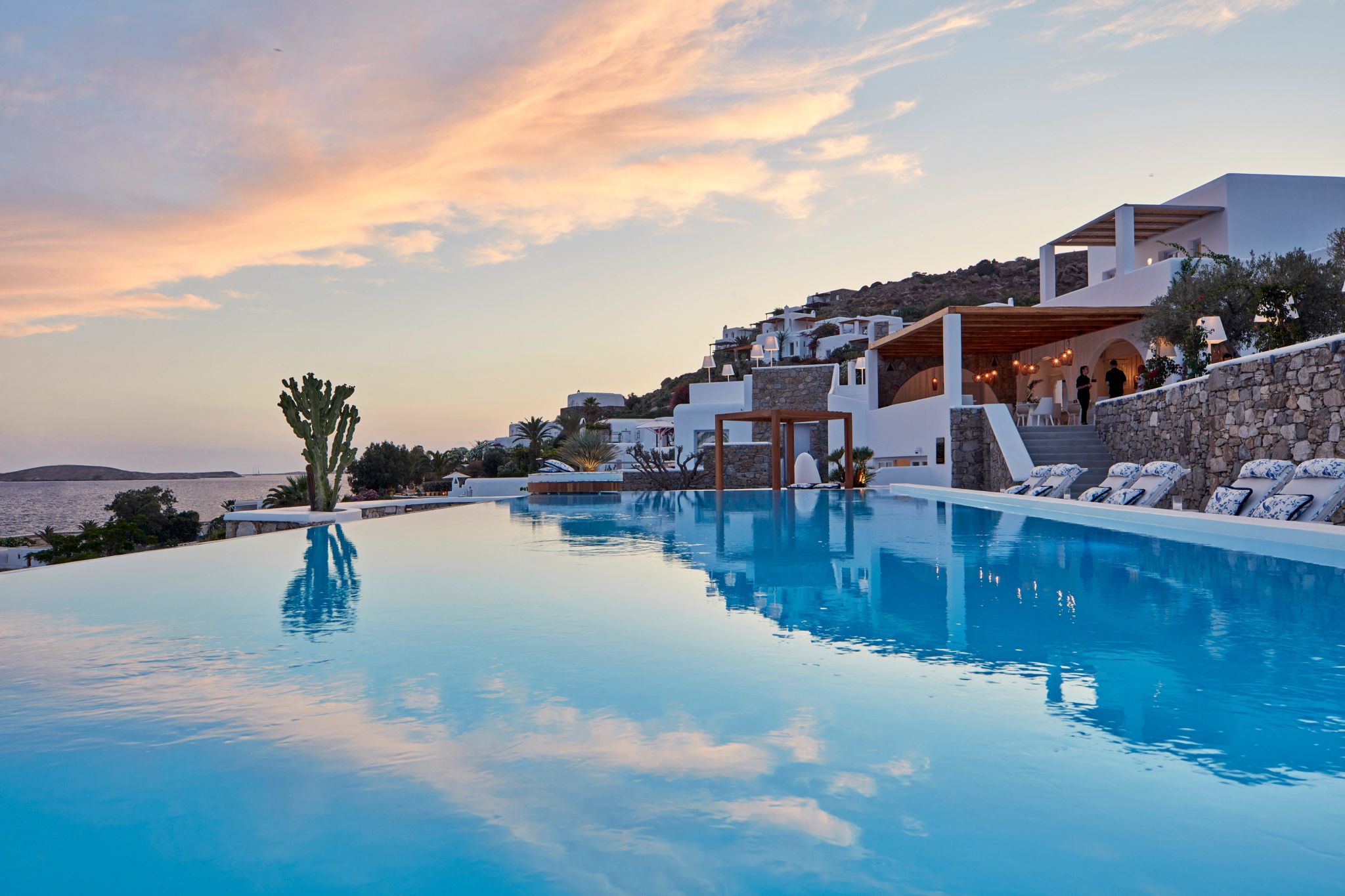 Restaurante Katikies Lower Deck Lounge lounge gourmet - restaurante beira piscina - restaurante grego