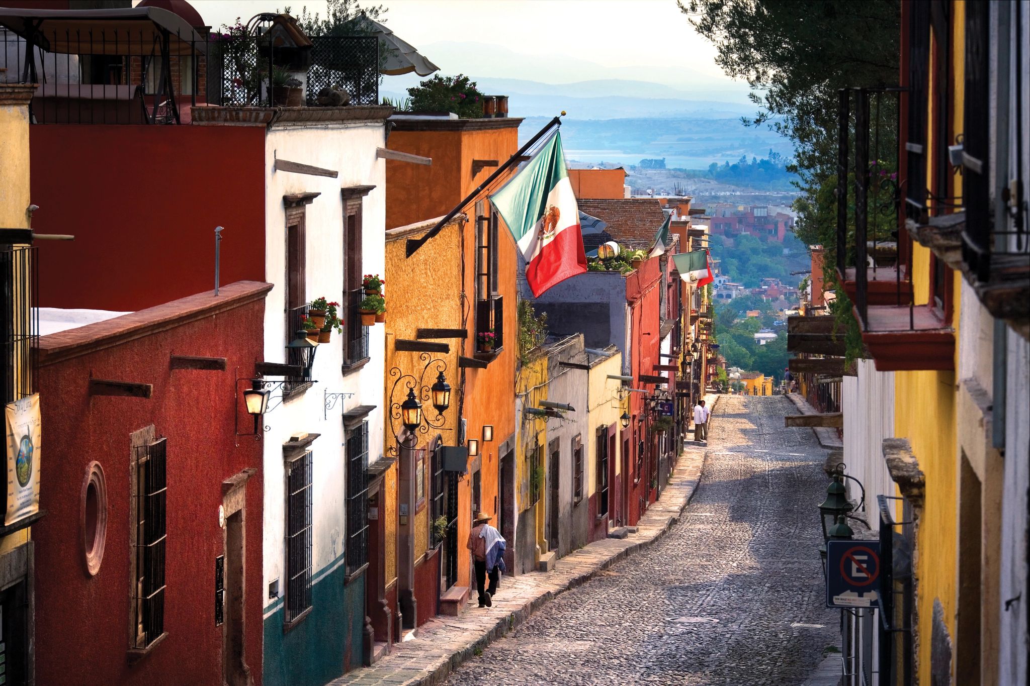paisagem urbana colorida - arquitetura historica mexicana - proximo ao hotel rosewood