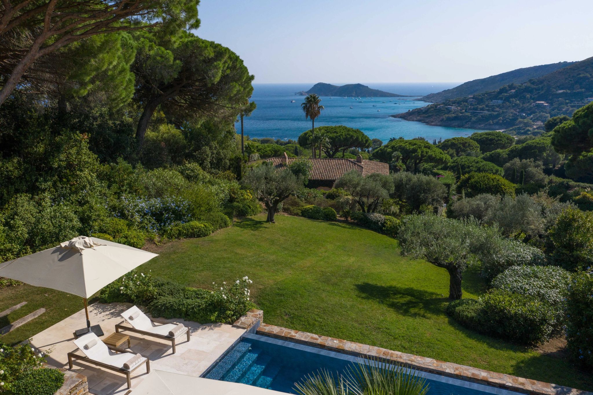 Villa 2 vila com tres quartos - piscina externa - vista mar - terraço privativo