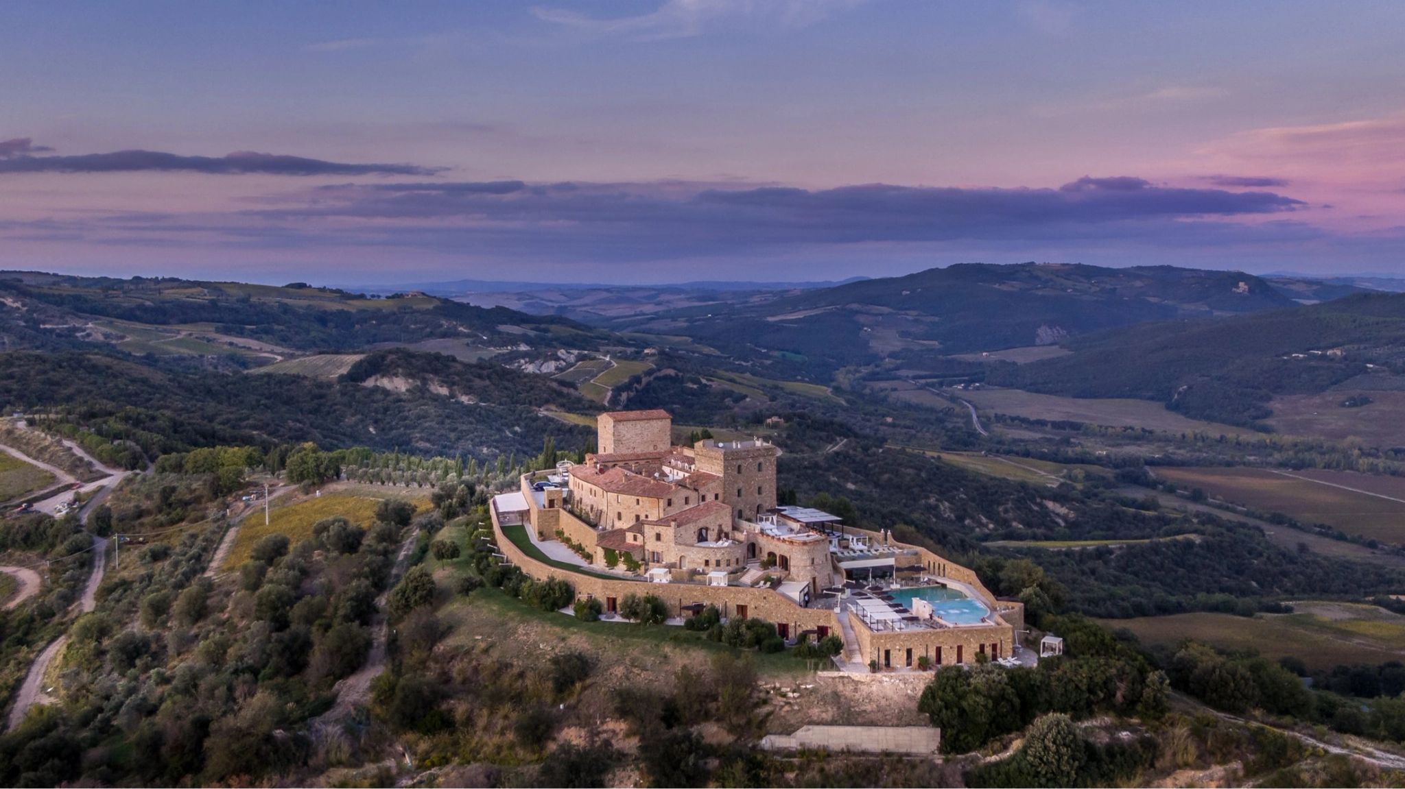 por do sol - vista aerea - resort de luxo - castelo medieval