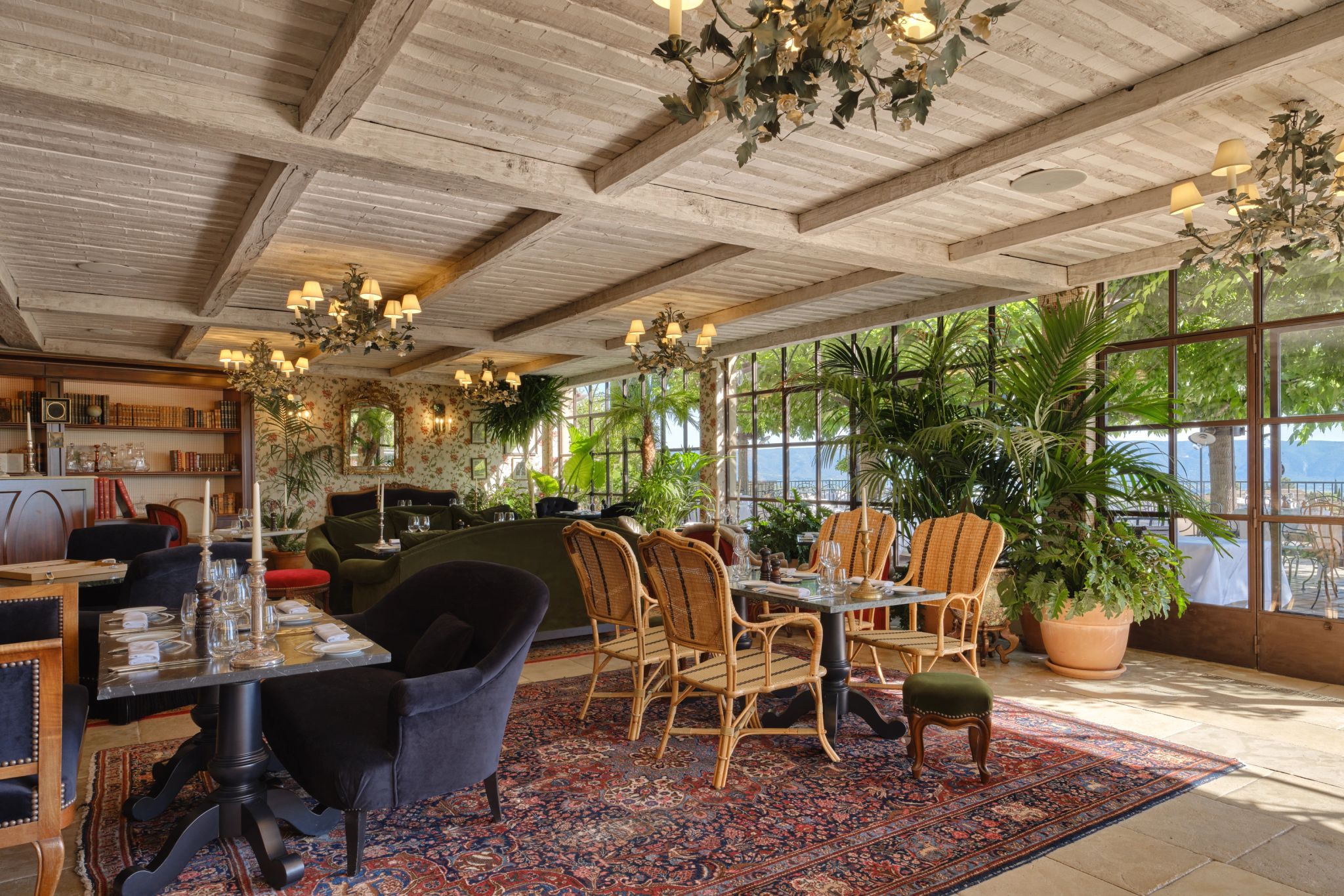 Restaurante L’Orangerie decoraçao elegante - iluminaçao natural – gastronomia de luxo