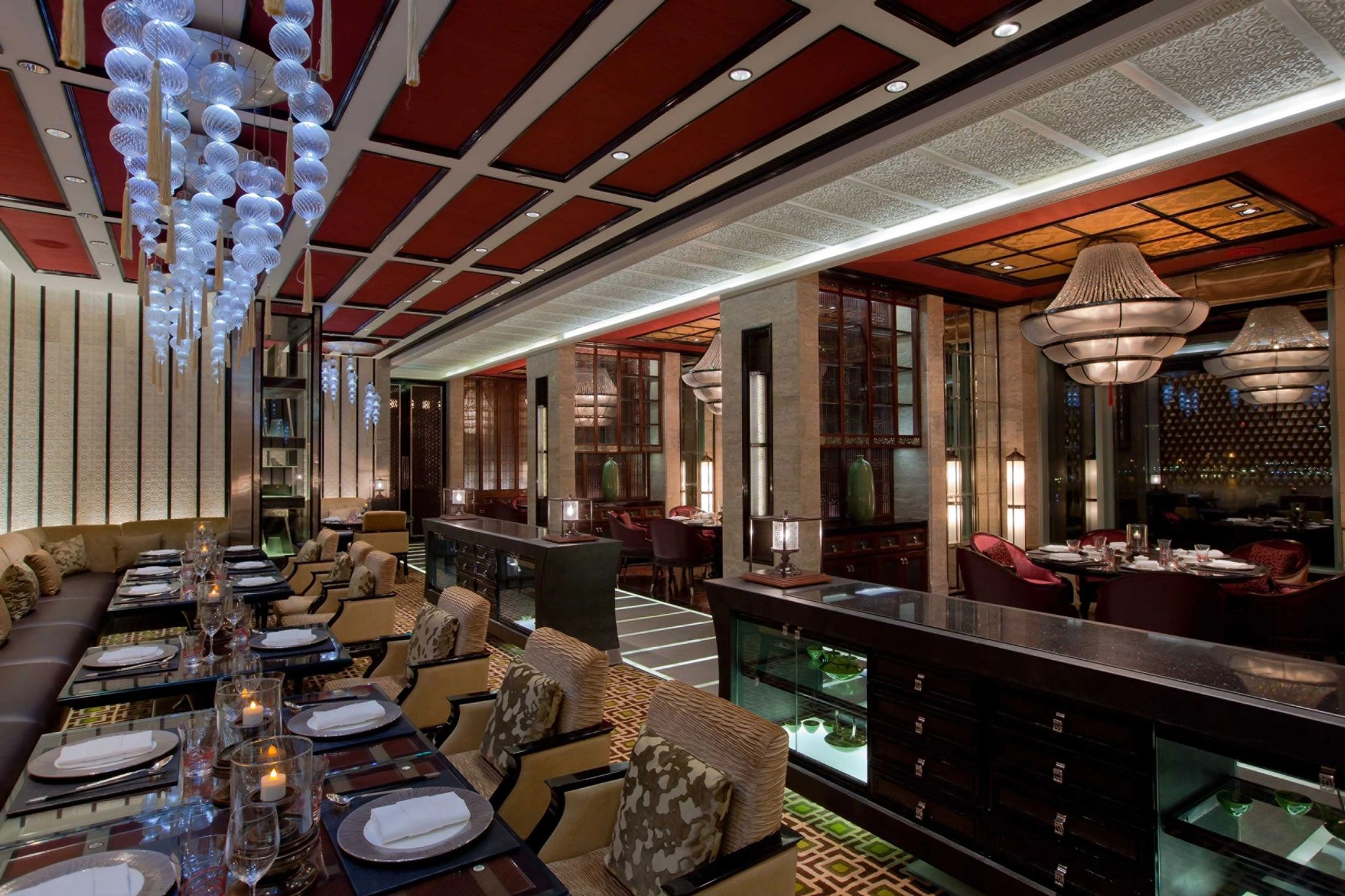 Restaurante do Hotel sala de jantar moderna com design contemporâneo e iluminação de luxo