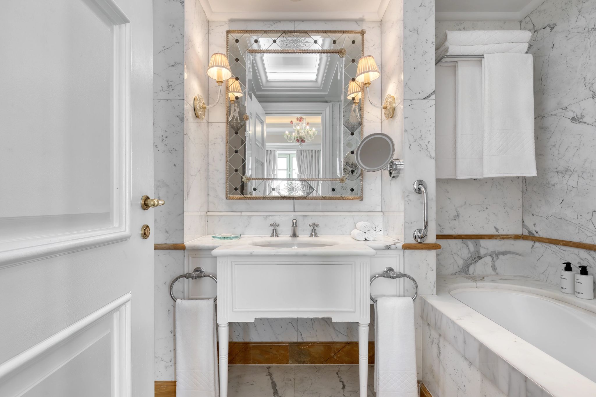 Executive Acropolis Suite One Bedroom Suite King City View banheiro em marmore - suite com banheira - banho premium