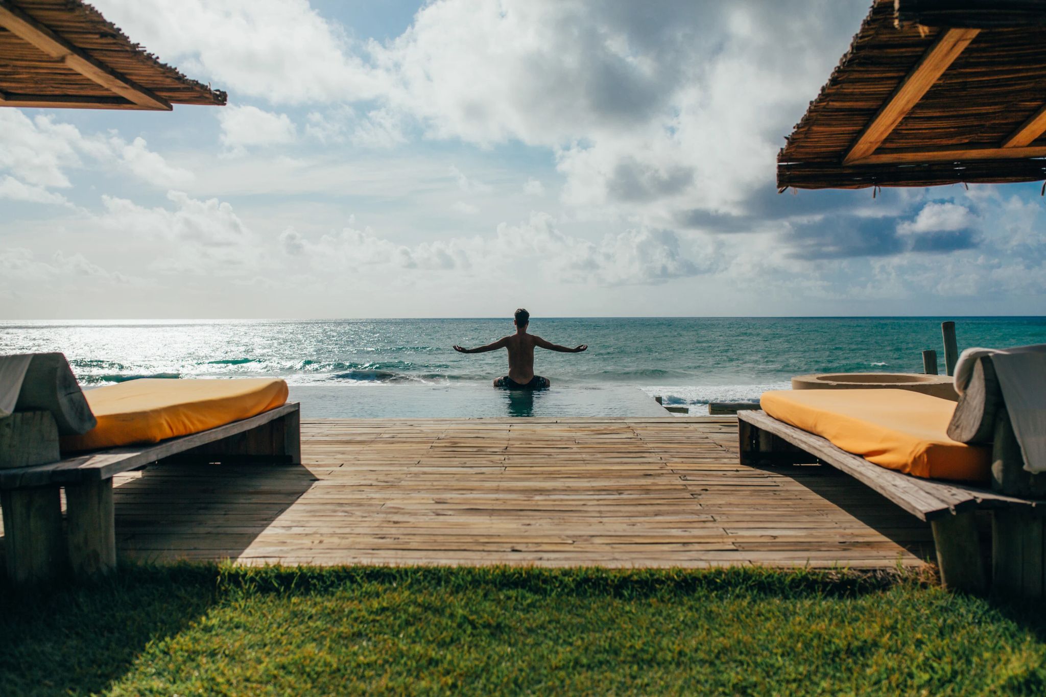 deck de madeira - beira-mar - hotel resort