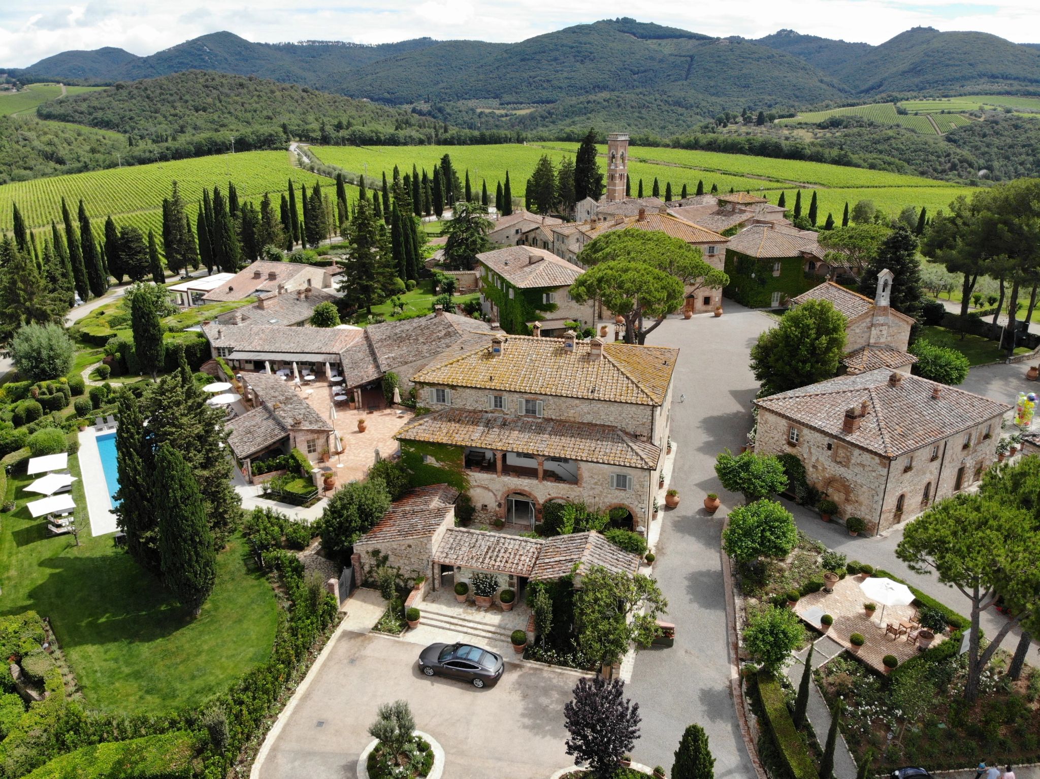 vista aerea toscana – villa medieval - natureza - hotel na toscana - paisagem natural  