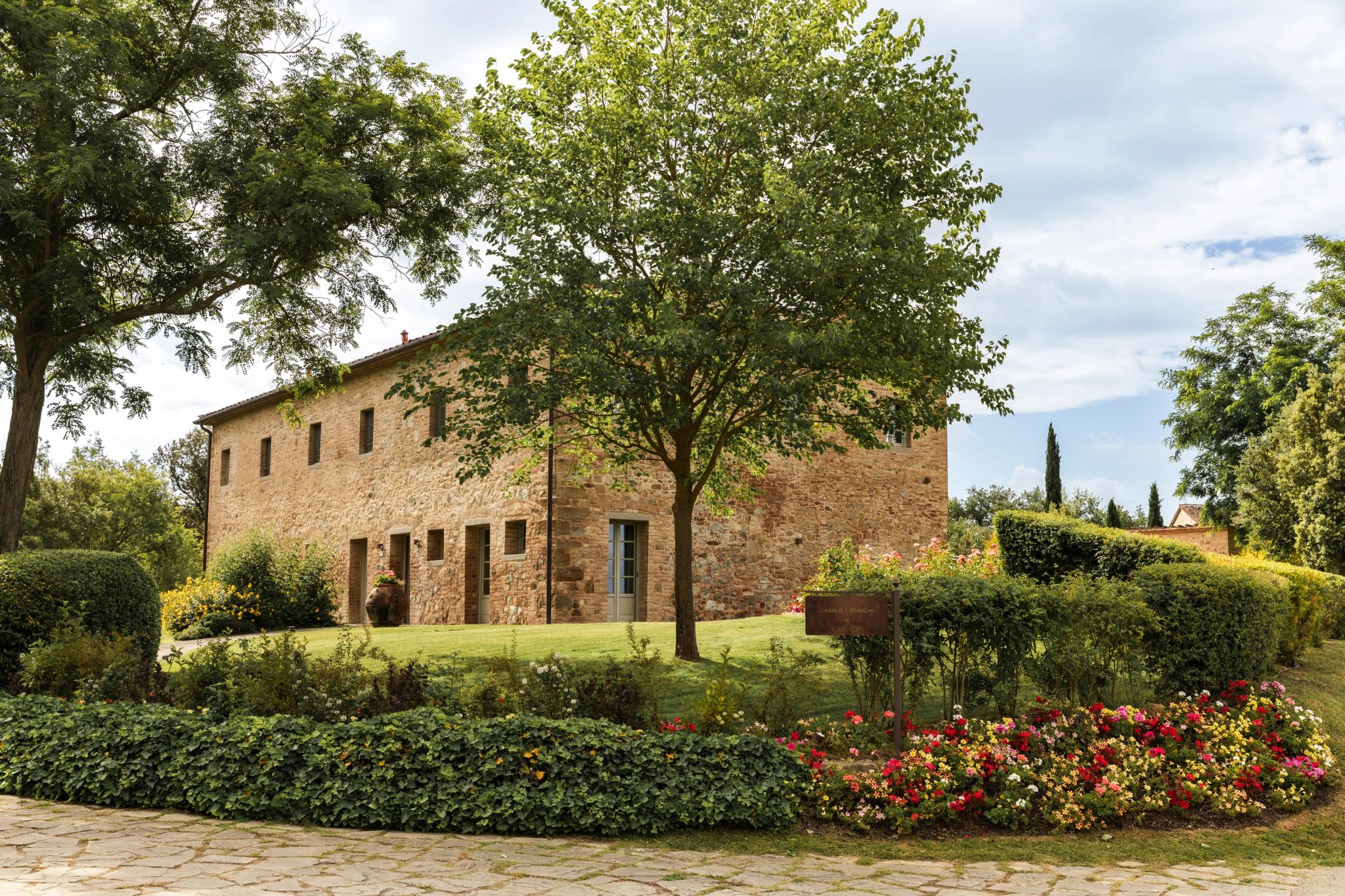 vila medieval - hotel historico - arquitetura classica - hotel no campo - hotel com jardim