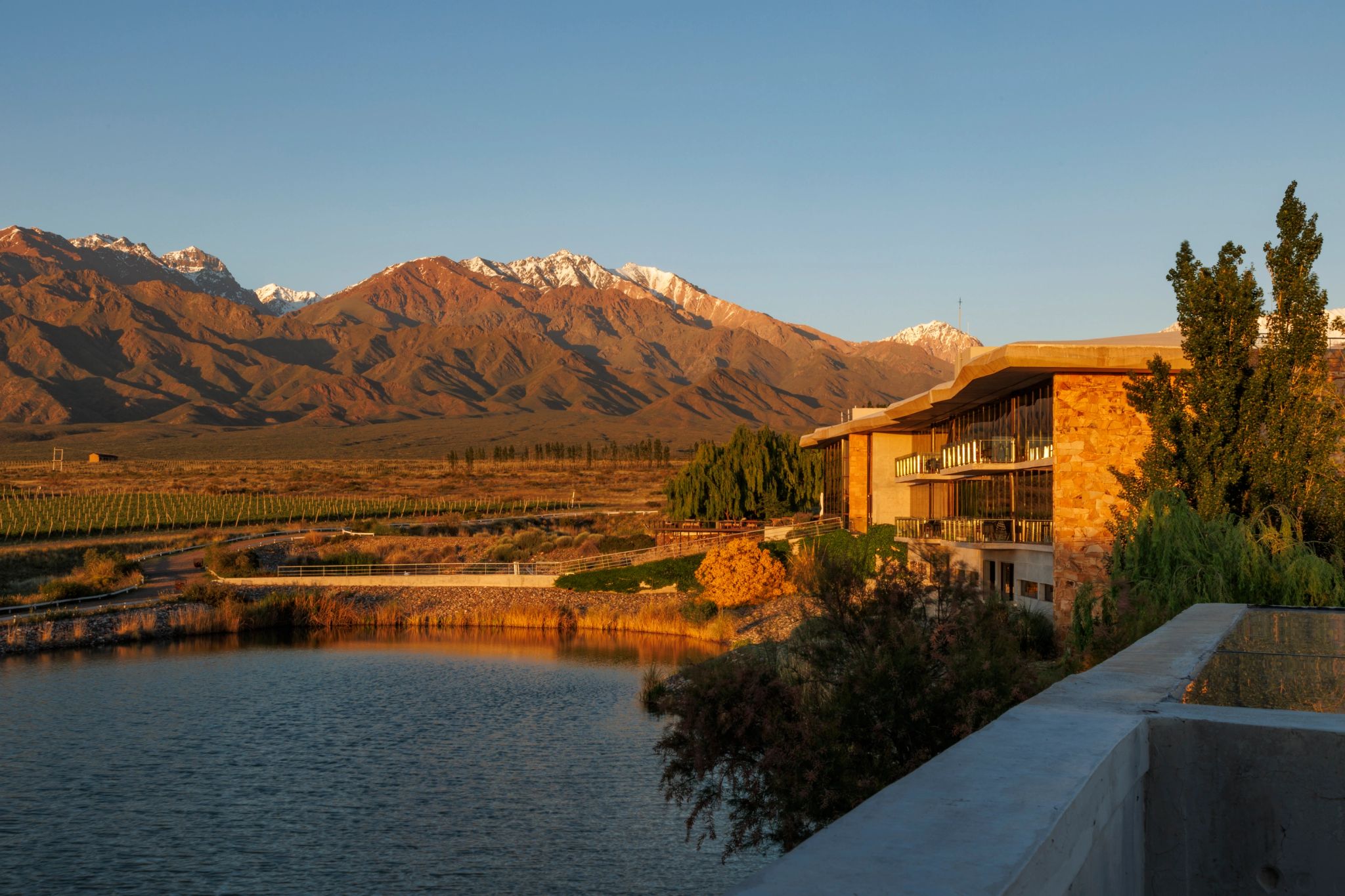 Casa de Uco Vineyards and Wine Resort vista externa do hotel casa de uco com montanhas – viagem vinho