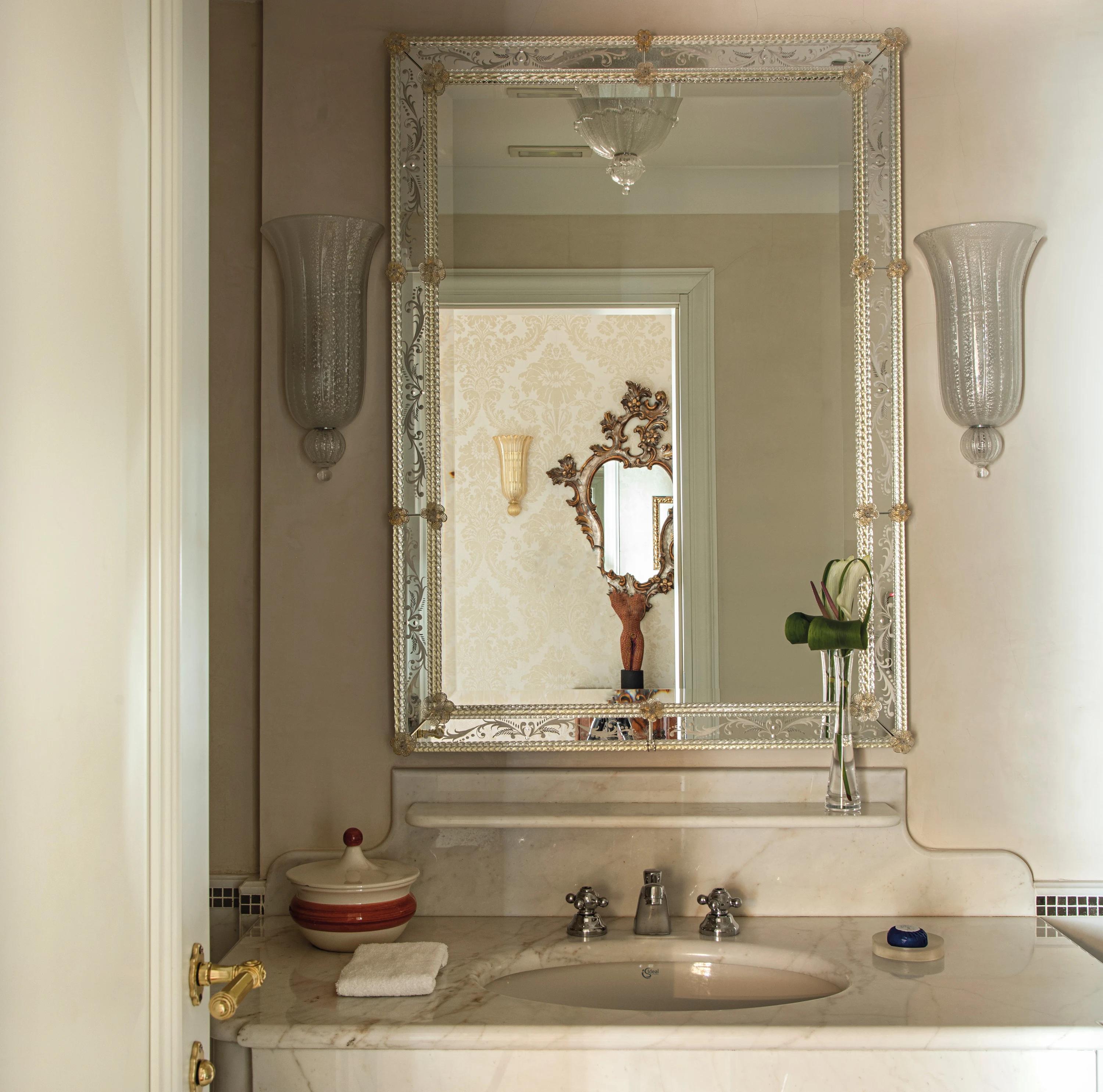 espelho amplo - banheiro em marmore - detalhes classicos