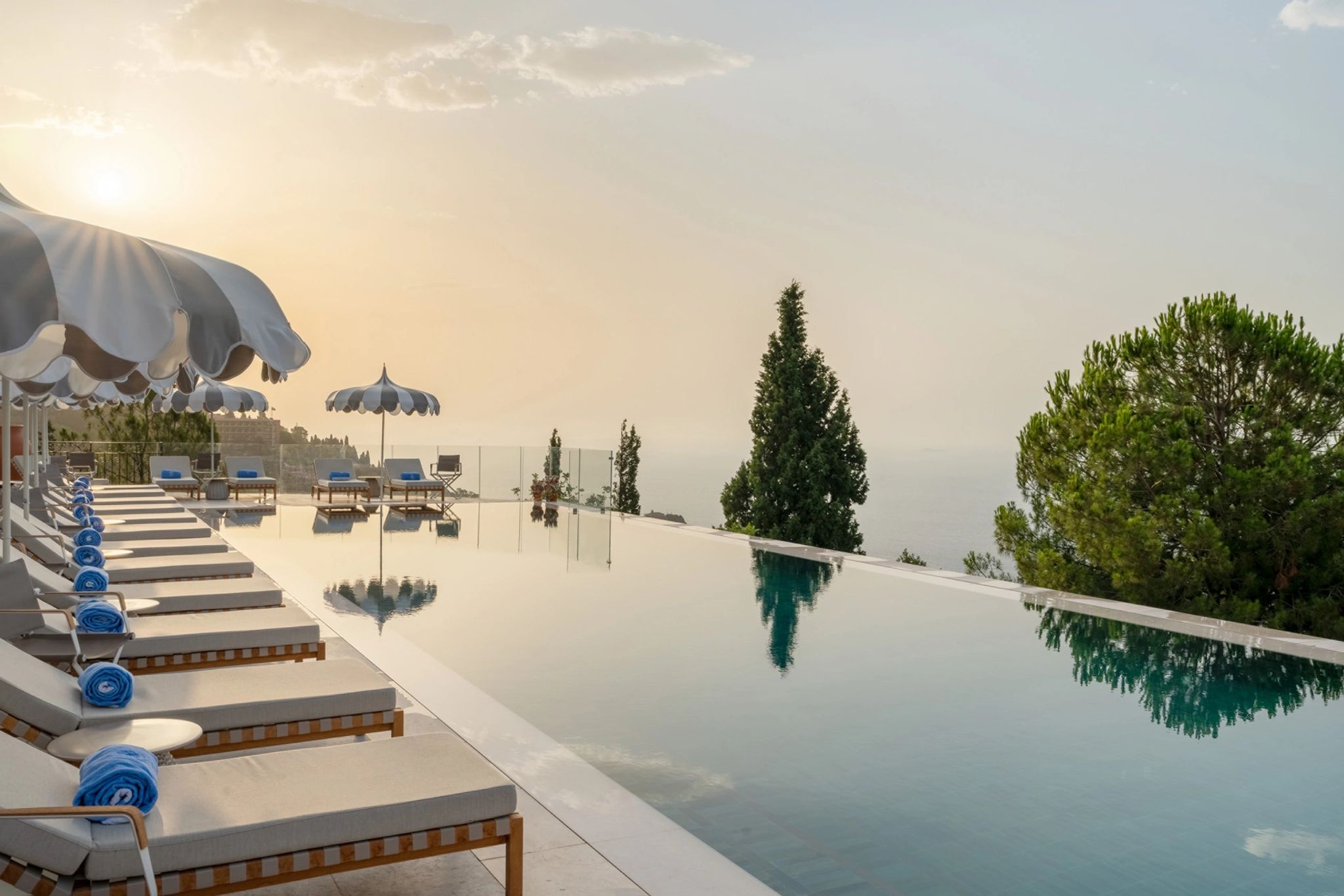 Piscina borda infinita piscina com vista – piscina hotel – piscina ao ar livre