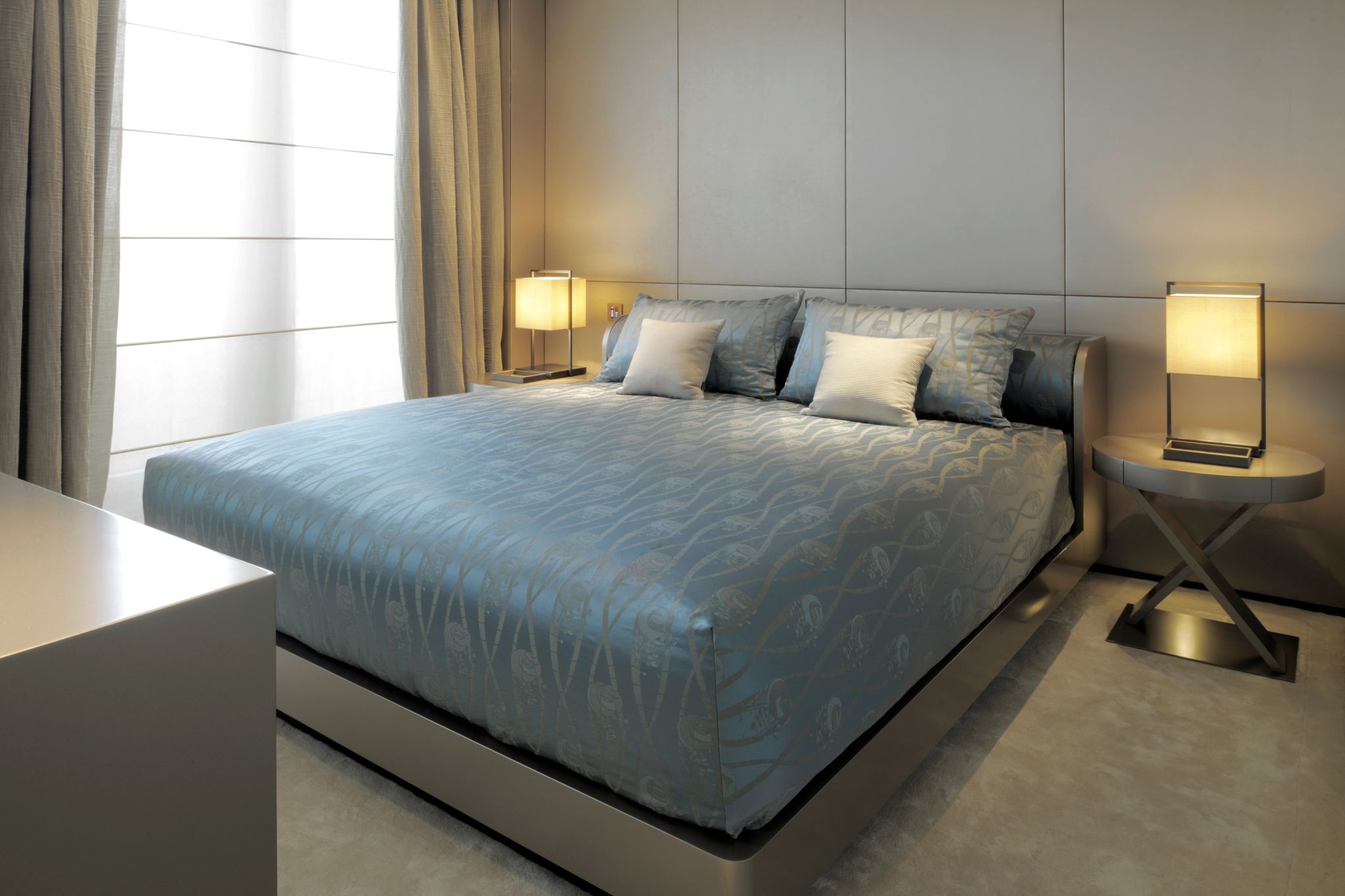 suite casal – cama king - decoraçao de luxo - tons neutros - suite de luxo