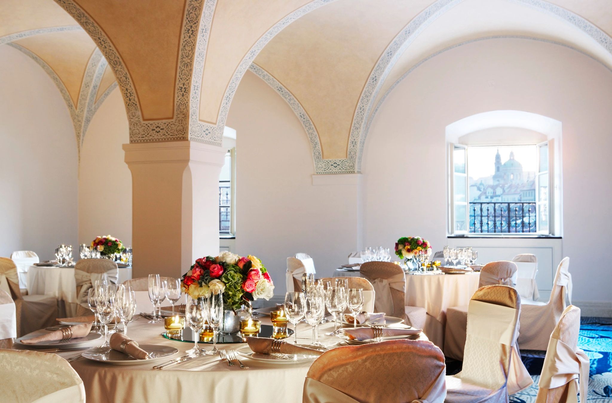 Four Seasons Hotel Prague espaco interno do four seasons hotel prague com arcos e mobiliario de luxo