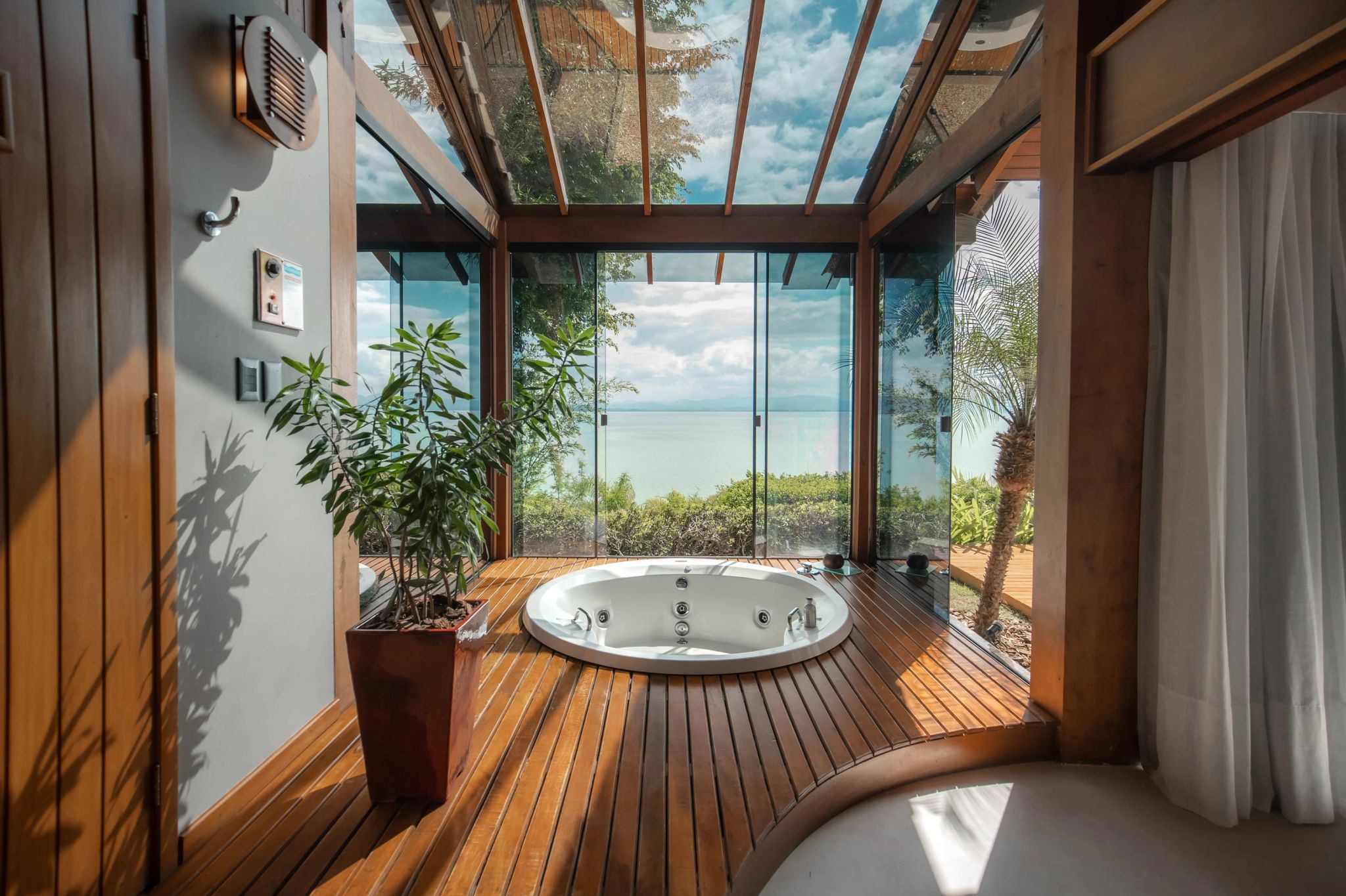 Villa Tinguá ponta dos ganchos - jacuzzi do quarto de hotel - hotel de luxo