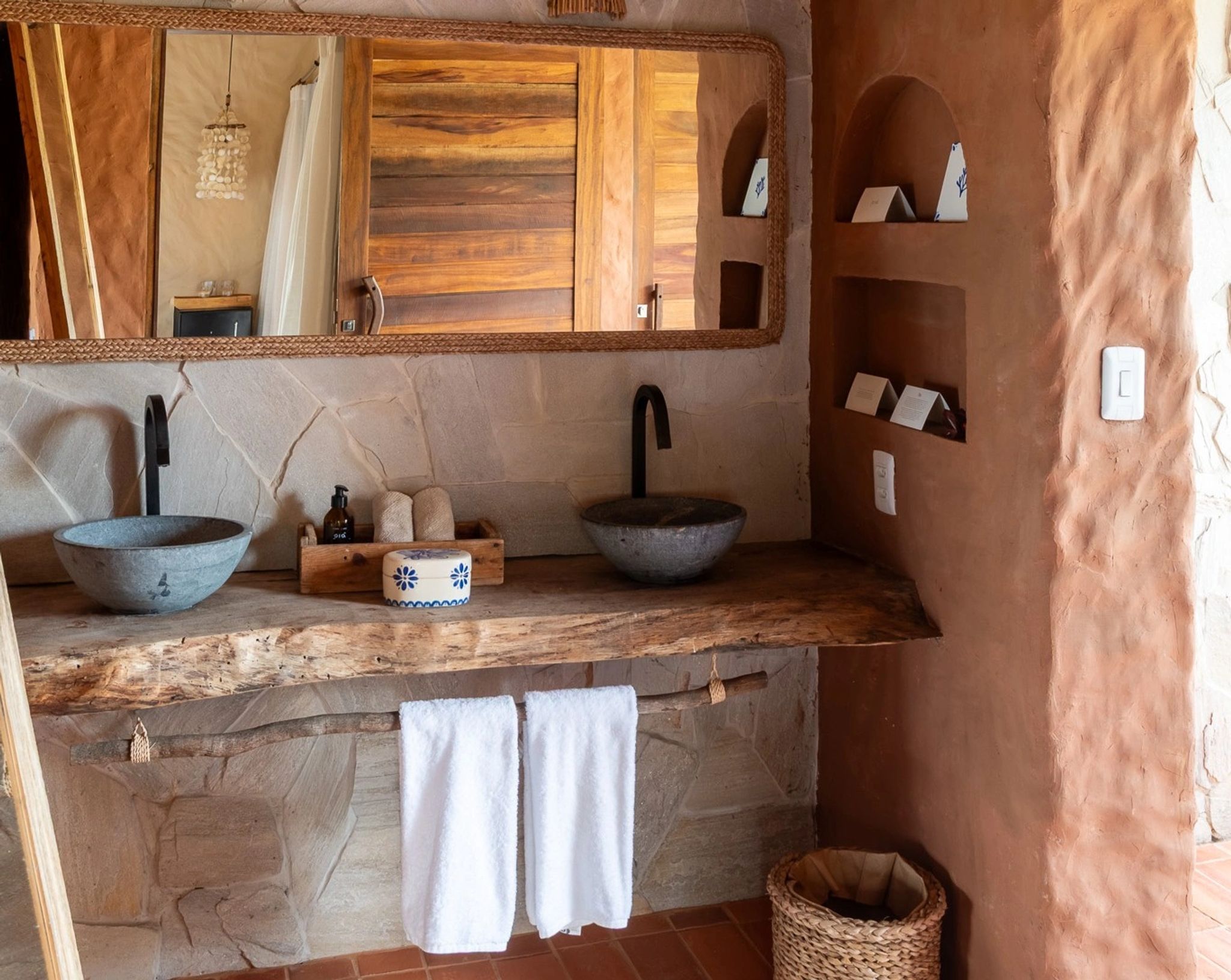 banheiro em pedra natural - banheiro casal - banheiro chique