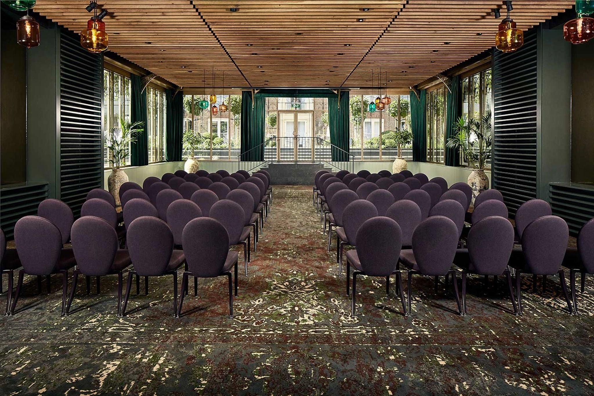 sala configurada para teatro - evento corporativo - acomodacao de convidados